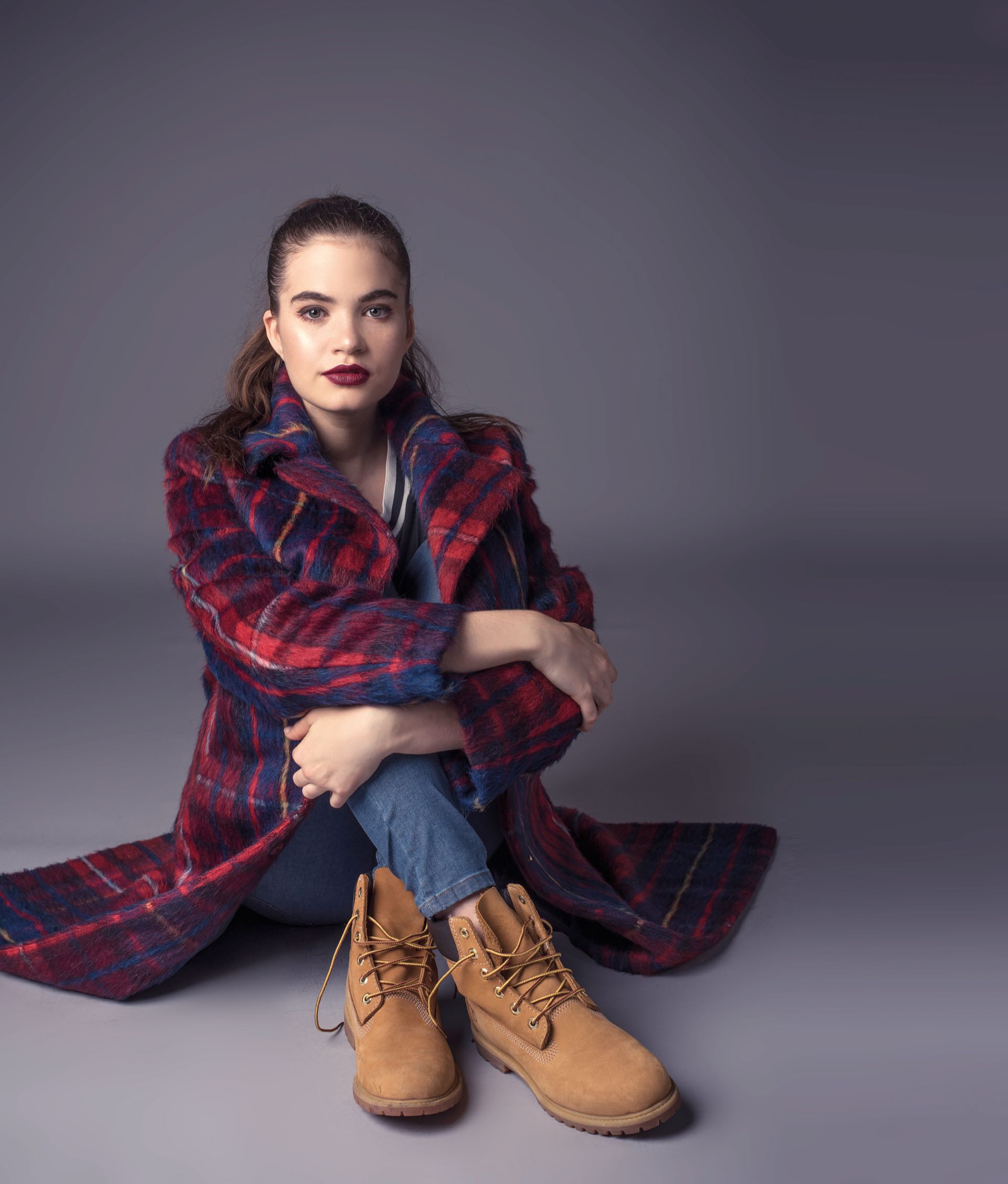 Tapado escocés ($ 15.210, TommyxGigi de Tommy Hilfiger), remera con estampa ($ 999, adidas), jean chupín ($ 1.399, Yagmour) y borceguíes ($ 3.600, Timberland). (Fotos: Maia Croizet/ Para Ti)