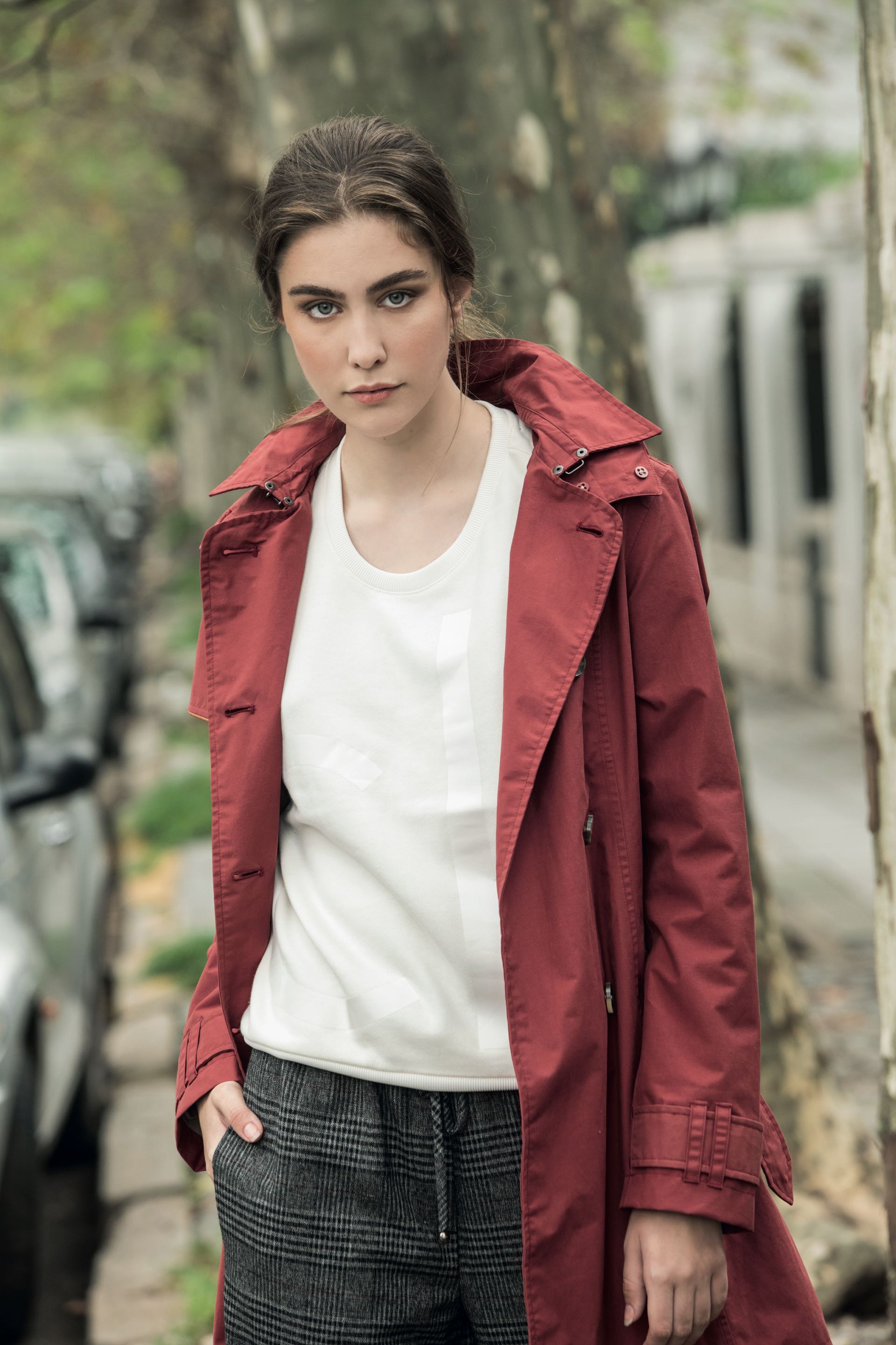 Impermeable con capucha ($ 5.500, Timberland), buzo ($ 2.710, Calvin Klein) y pantalón Príncipe de Gales ($ 1.690, Las Pepas). (Foto: Fernando Venegas/ Para Ti)
