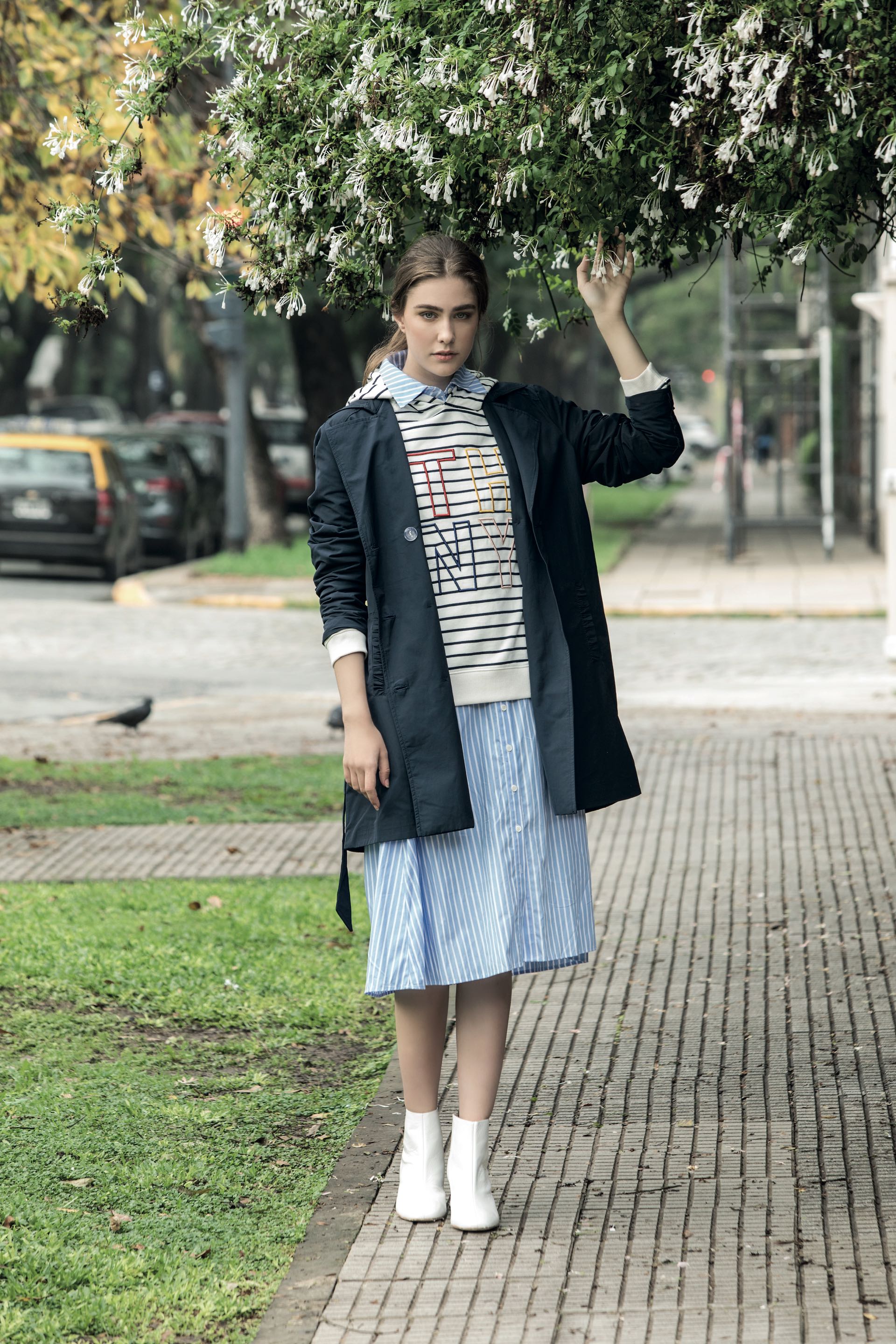Trench ($ 3.790, Portsaid), vestido camisero ($ 3.300, Vitamina), buzo rayado con capucha ($ 4.464, Tommy Hilfiger) y botas de charol ($ 3.900, a pie). (Foto: Fernando Venegas/ Para Ti)