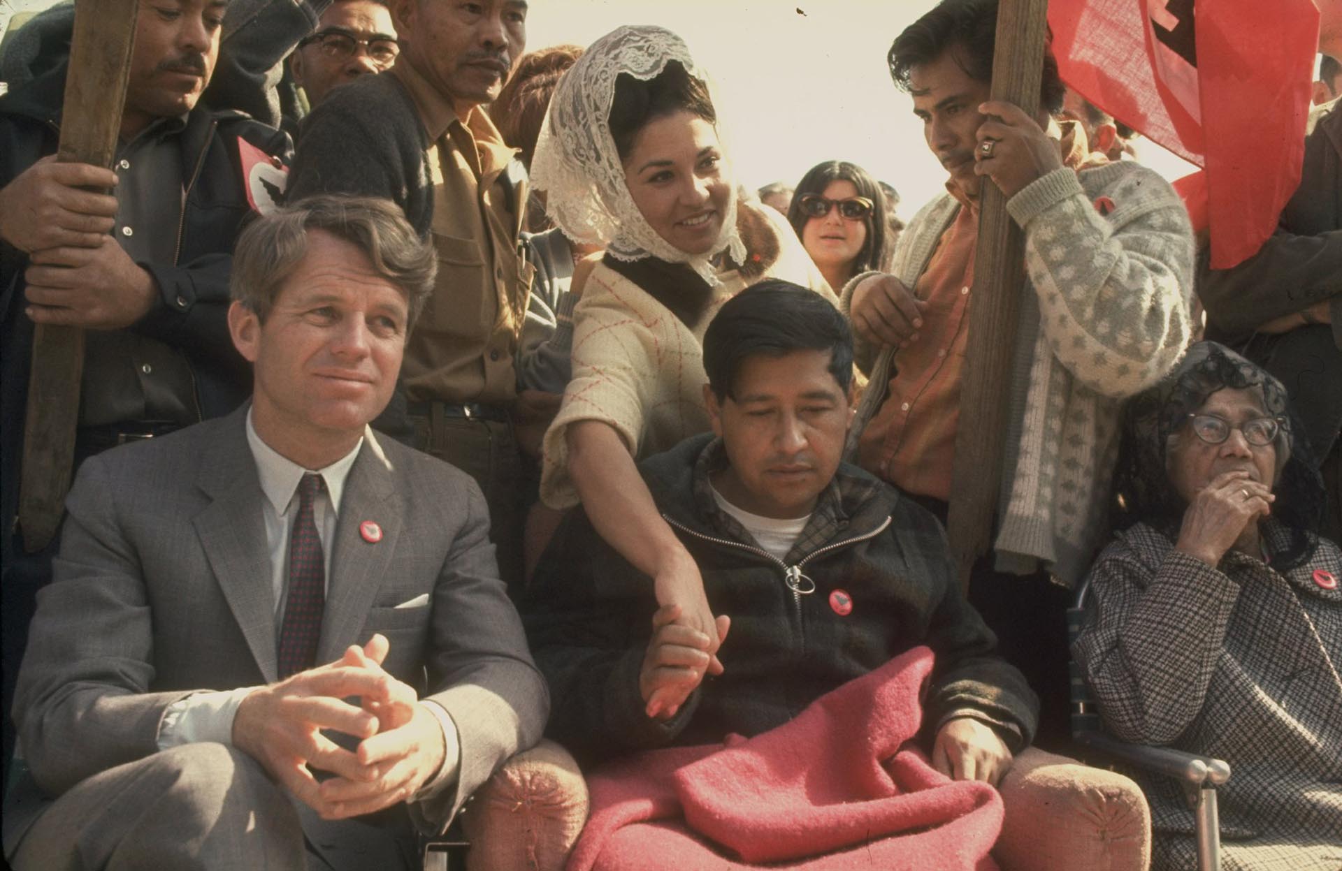 Bobby junto a Cesar Chavez, líder del movimiento pacifista de trabajadores campesinos, National Farm Workers Association en 1968
