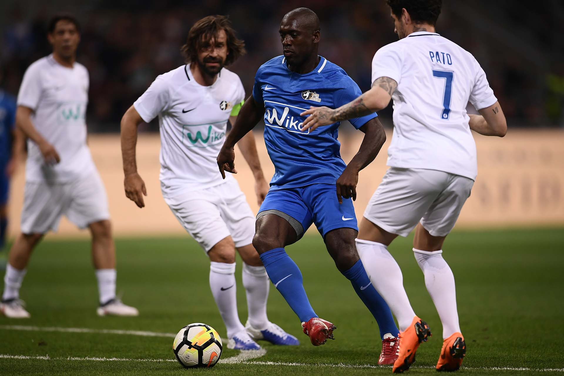 Clarence Seedorf es marcado por Andrea Pirlo y Alexandre Pato (AFP)