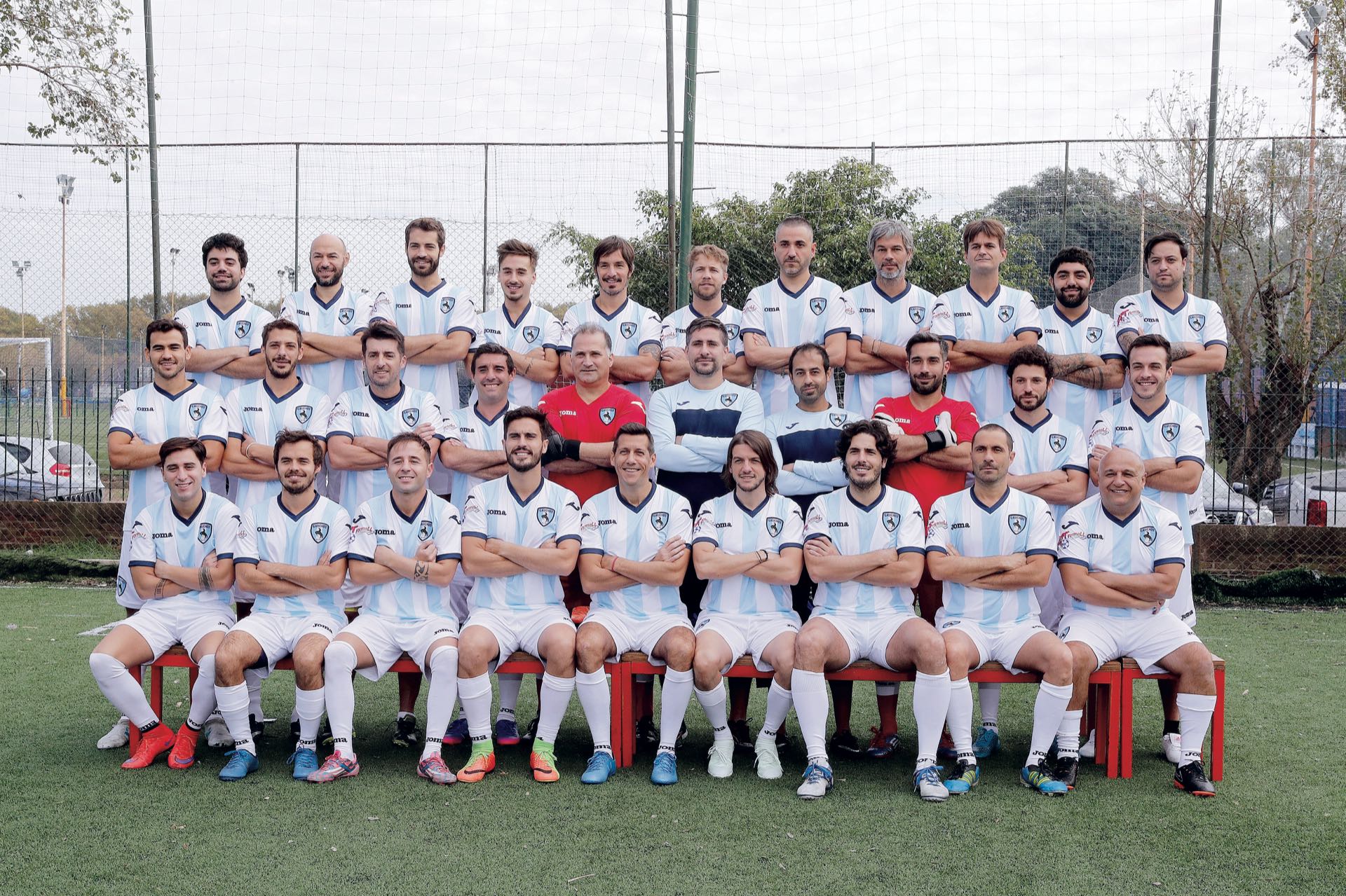 Arriba: Nicolás Zuviría, Fernando Stamati, Benjamín Alfonso, Yeyo de Gregorio, Emmanuel Horvilleur, Nico Riera, Rafa Arcaute, Matías Camisani, Manuel Sarrabayrouse, Francisco “Charco” Lago, Gonzalo Estruch. Centro: Juan Cruz Costabel, Rodrigo Pérez, Roberto Trotta, Diego Cogliandro, Daniel Cersosimo, Ángel Gastón Casas, Juan Pablo Valdéz, Tocho Fernández, Gastón Baremberg y Santiago Etchart. Abajo: Santiago Giorgetti, Benjamín Rojas, Juan Ignacio Giorgetti, Juan Marconi, Marcelo López, Pascual Lezcano, Esteban Pussacq Laborde, Martín Souto y Gabriel Fortes. (Foto Francisco Trombeta/GENTE)