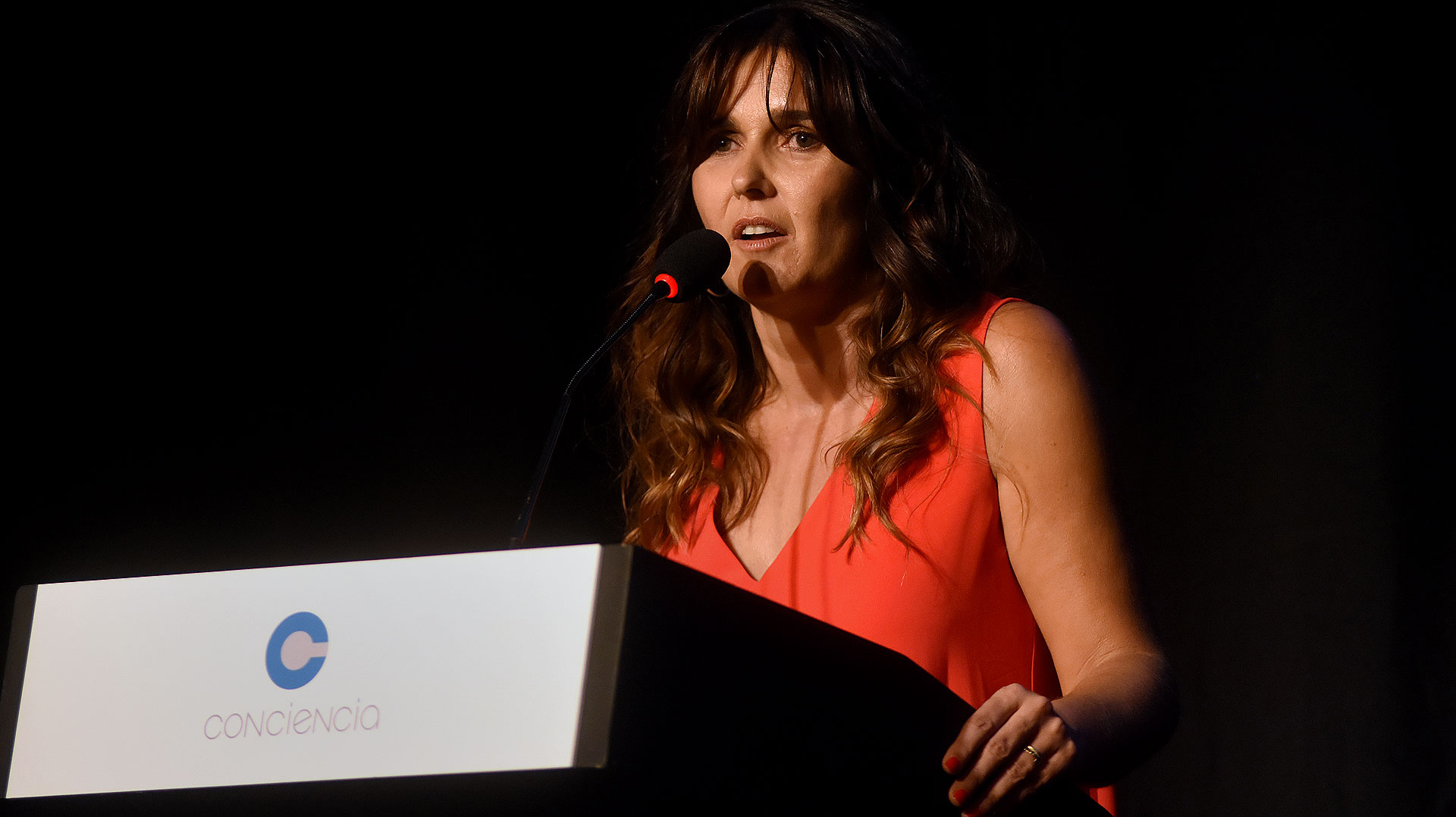 La presidenta de Conciencia, Beby Lacroze, expresó: “La educación es un derecho y una necesidad imprescindible para nuestro futuro. Pero nuestro presente, requiere respuestas urgentes a otros problemas que como sociedad nos preocupan: la justicia, la corrupción, la droga. Nuestros niños y jóvenes también merecen para su futuro una democracia transparente, que pueda inspirar respeto y combata la impunidad. Como adultos, debemos ser para ellos un modelo en valores y transparencia”