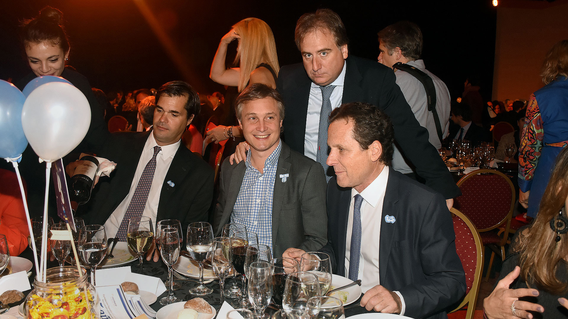 Sentados: Teofilo Lacroze, presidente de Shell; Fernando de Andreis, secretario general de la Presidencia, y Marcelo Sielecki. De pie, Tato Lanusse