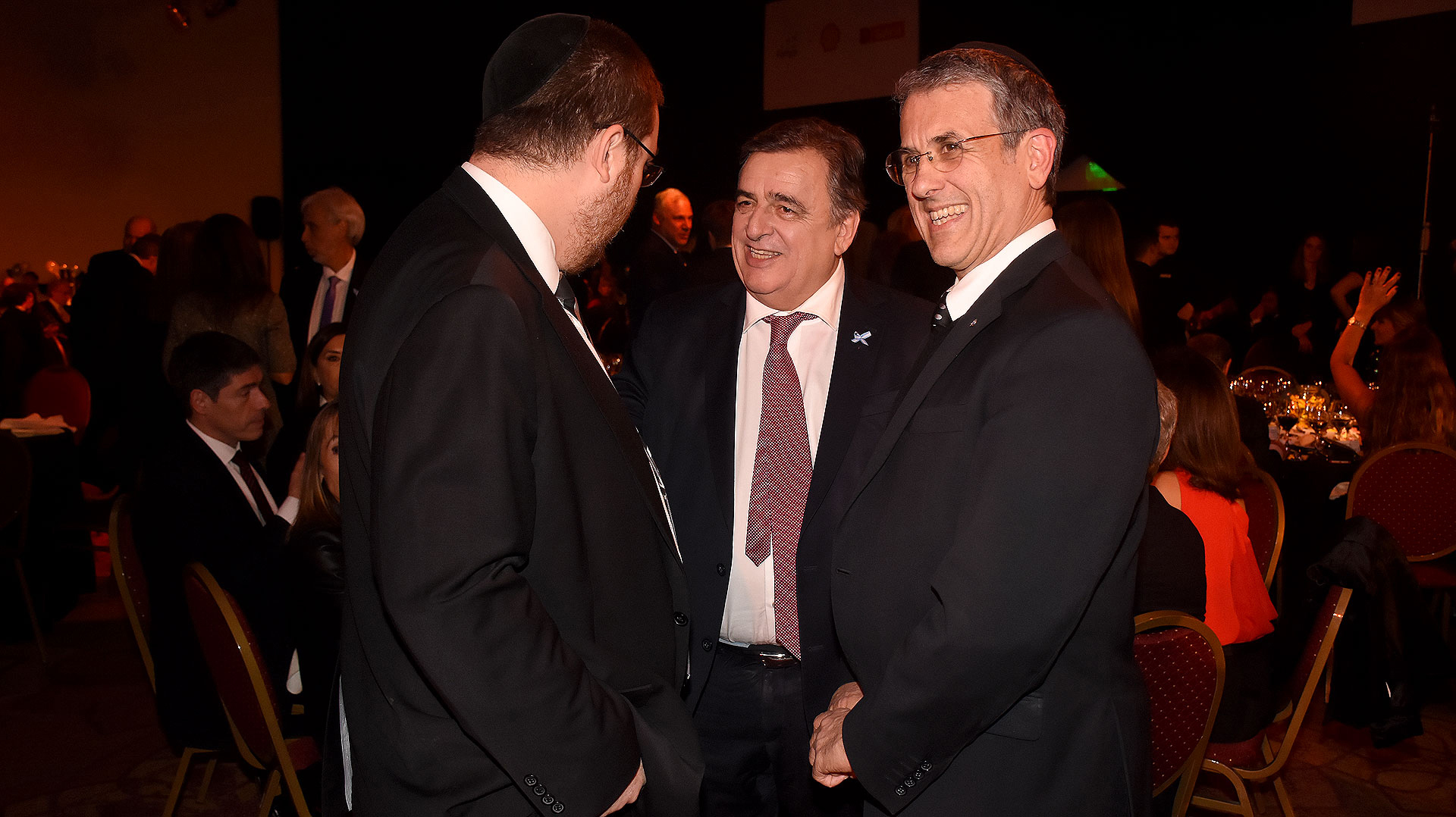 El diputado Mario Negri y el presidente de la AMIA, Agustín Zbar