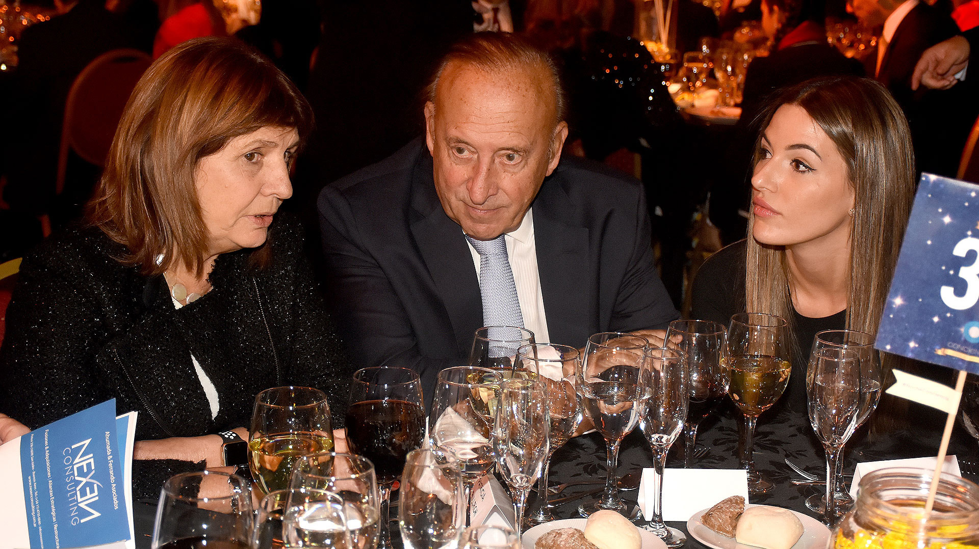 La ministra Patricia Bullrich junto a Mauricio Filiberti, dueño de Transclor, y su mujer Camila Pitana