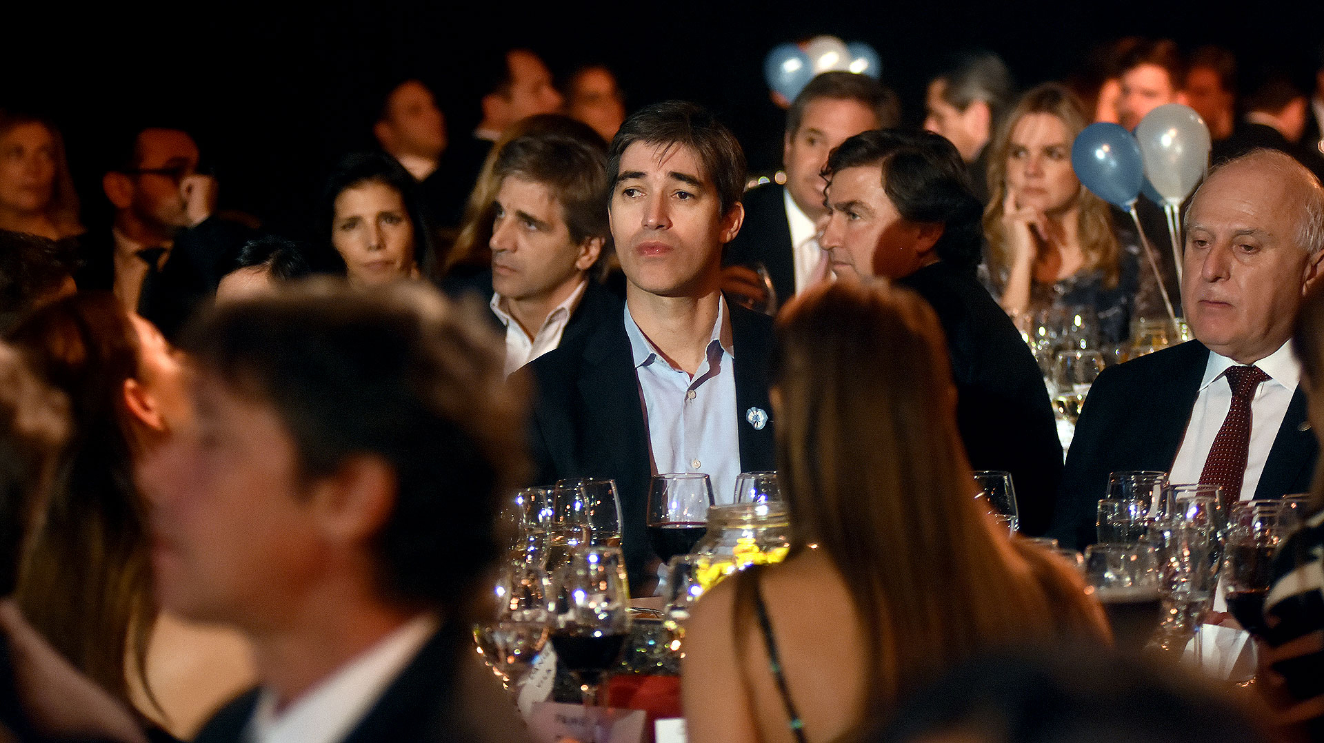 Adrián Pérez y Miguel Lifschitz. Detrás, Luis Caputo