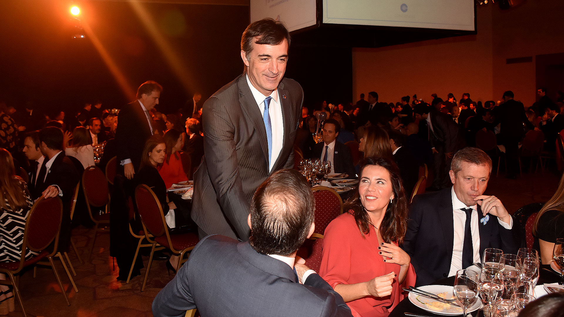 Esteban Bullrich saluda en la mesa de Emilio Monzó