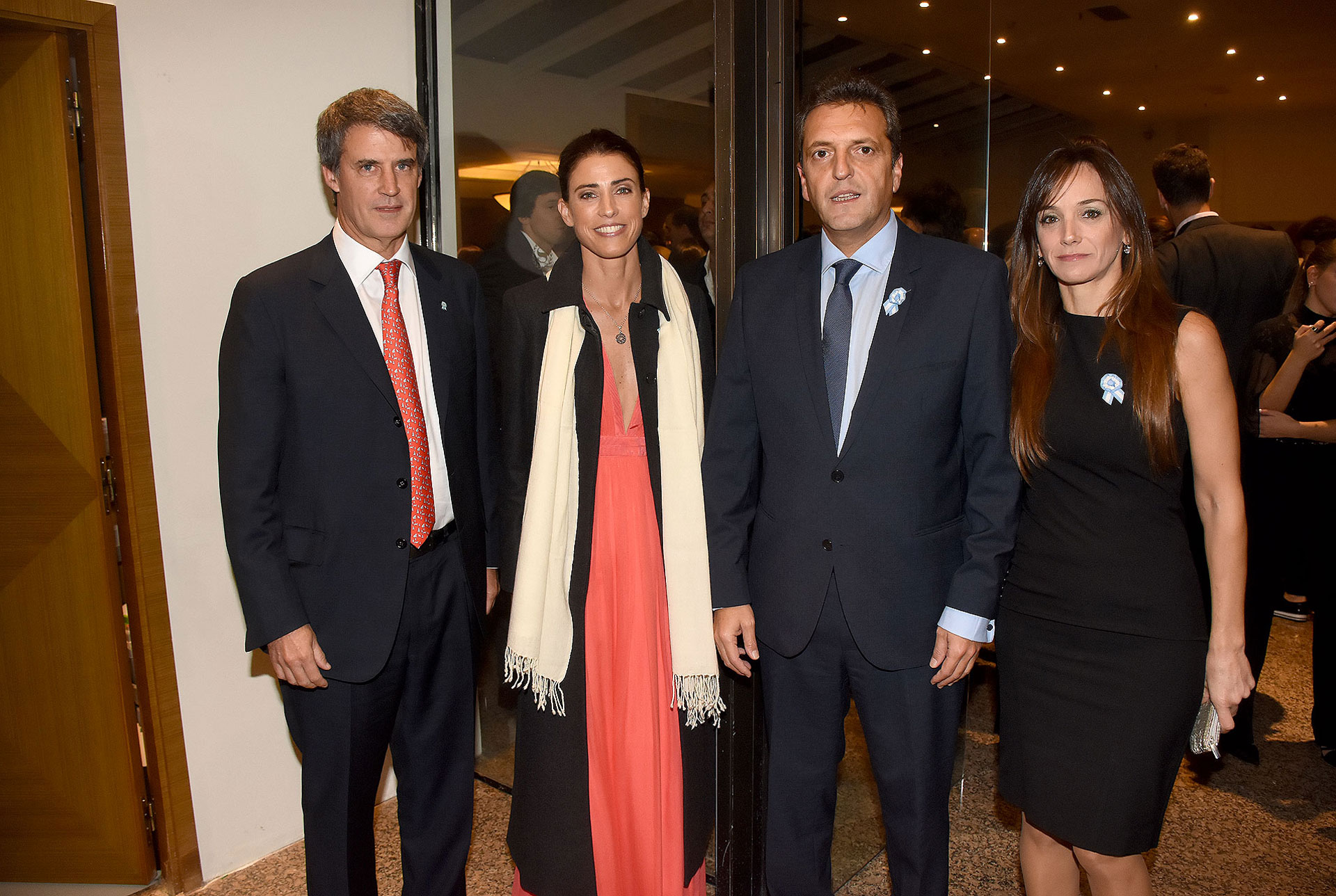 El ex ministro de Economía, Alfonso Prat Gay, y su pareja junto a Sergio Massa y Malena Galmarini