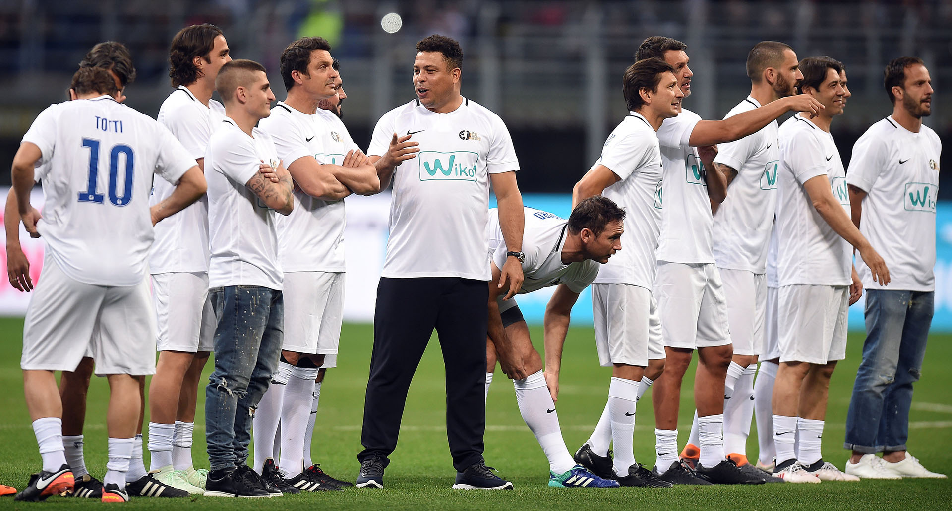 El brasileño Ronaldo y Francesco Totti también formaron parte del homenaje a Andrea Pirlo (Reuters)