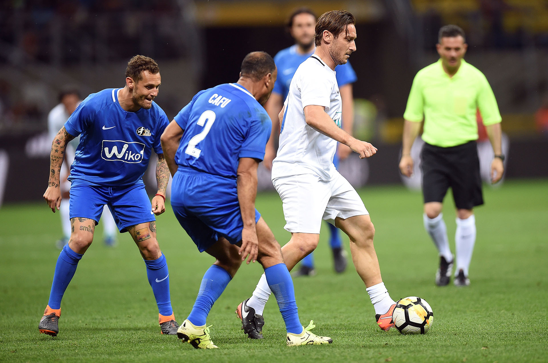 Francesco Totti marcado por Cafú en la despedida de Pirlo (Reuters)