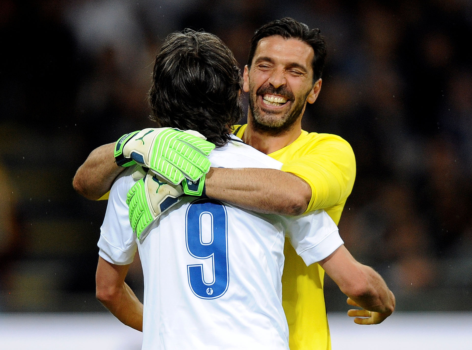 Abrazo entre Gianluigi Buffon y Filippo Inzaghi en el homenaje a Andrea Pirlo (Reuters)
