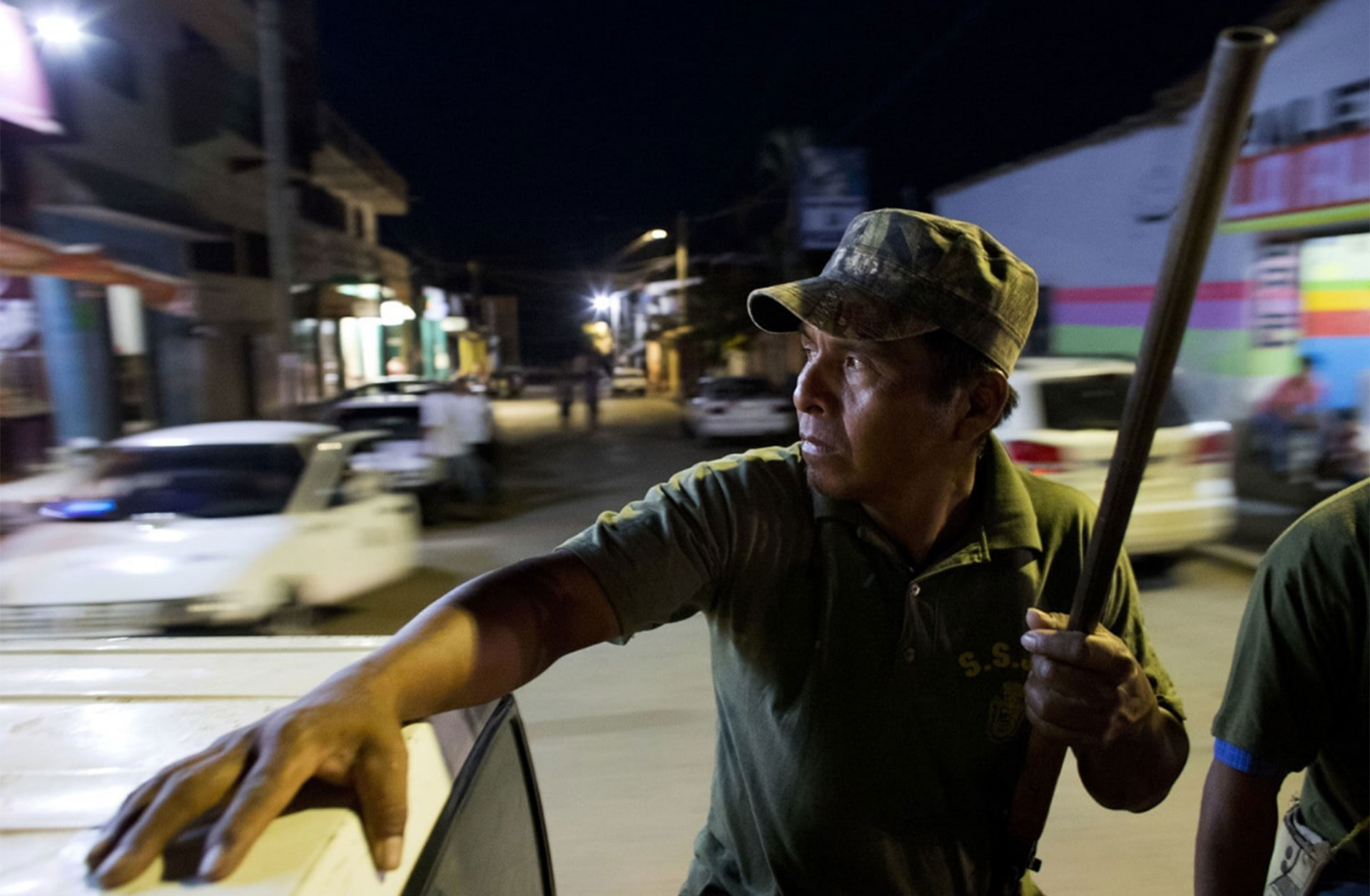 René Zeferino, miembro de la “policía comunitaria”, observa desde un vehículo mientras patrulla las calles de Ayutla de los Libres, en Guerrero (Rebecca Blackwell/AP)