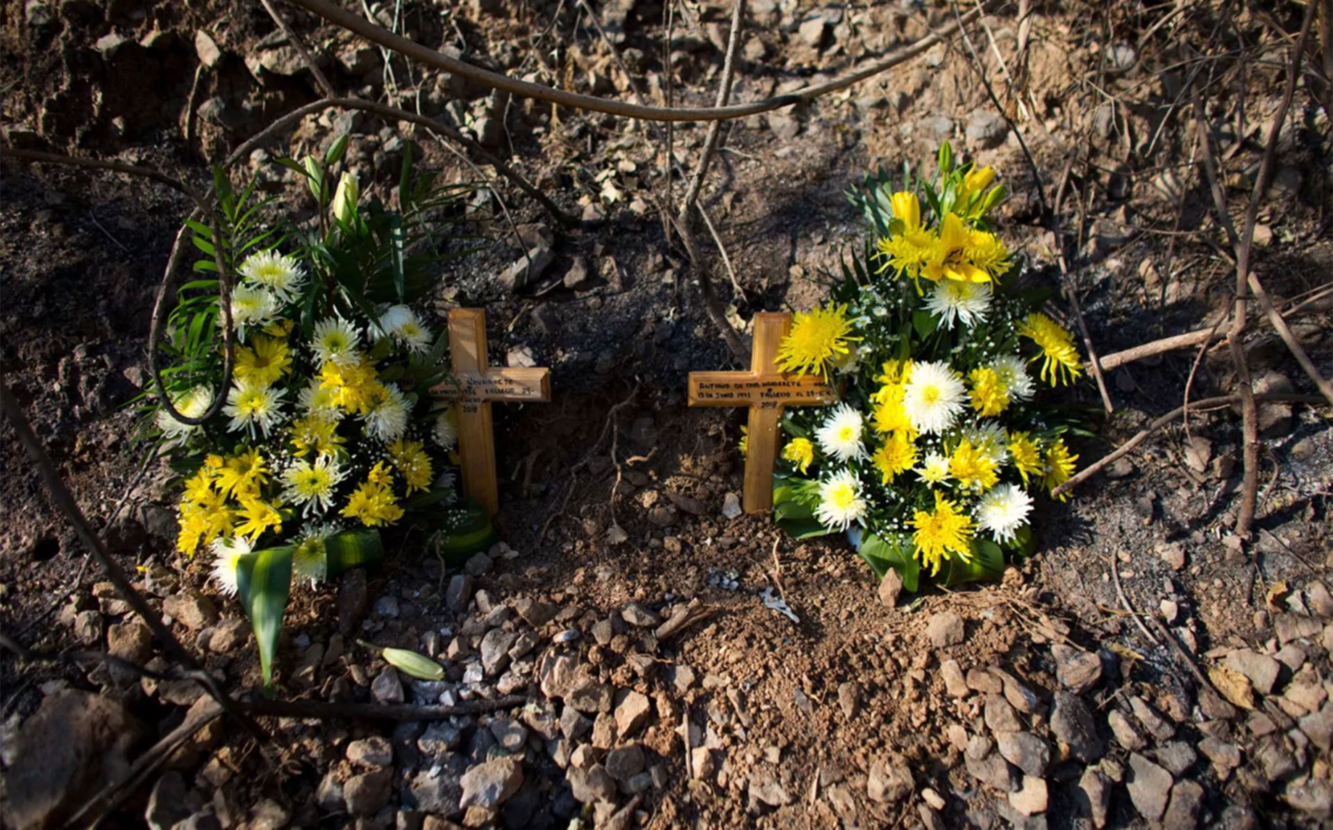 Cruces y flores adornan el lugar de fallecimiento de dos policías comunitarios en Rincón de la Vía