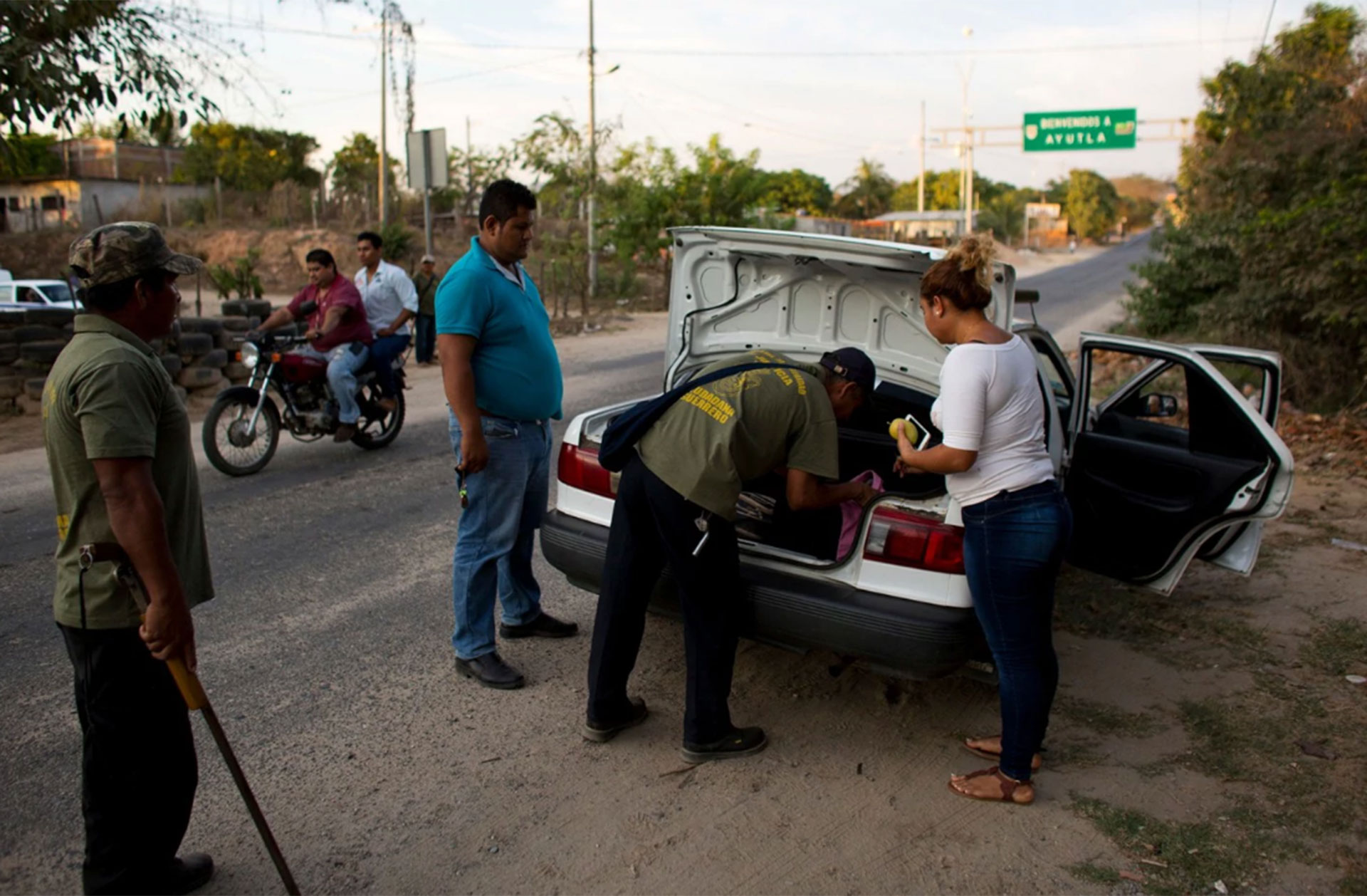 Miembros del grupo revisan la carga de un taxi en un control rutinario por las rutas a las afueras de Ayutla de los Libres