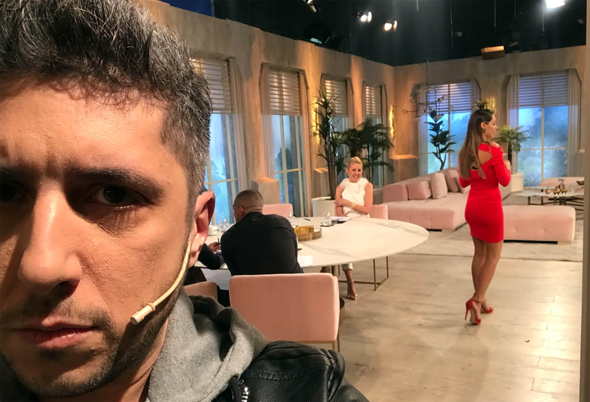 Jey Mammon fue invitado a “Pampita Online” pero se enojó porque no lo dejaron hablar. “Al pedo vine a este programa”, dijo el humorista al aire. Esto enfureció a Pampita y se generó un escándalo