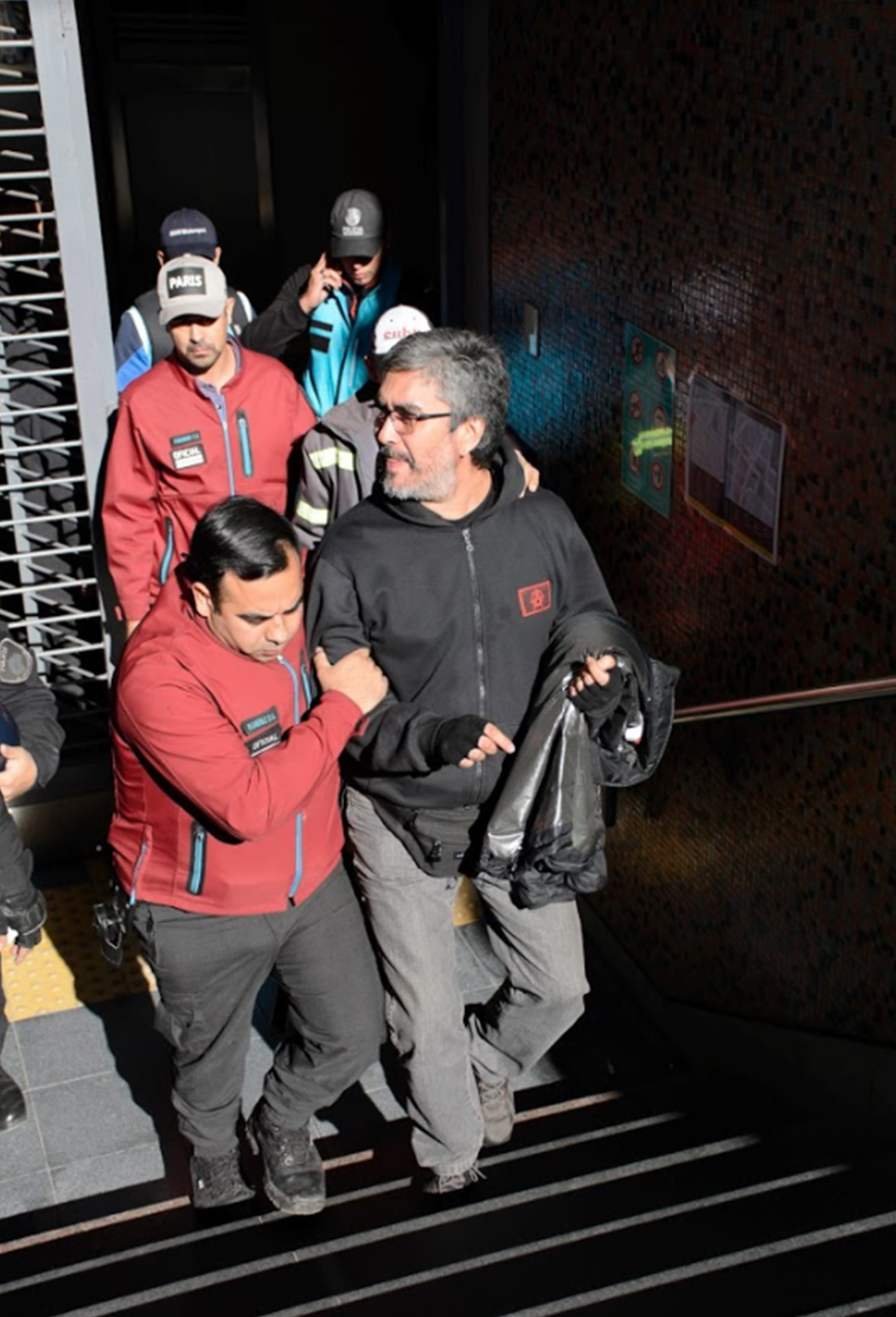 Uno de los detenidos es trasladado