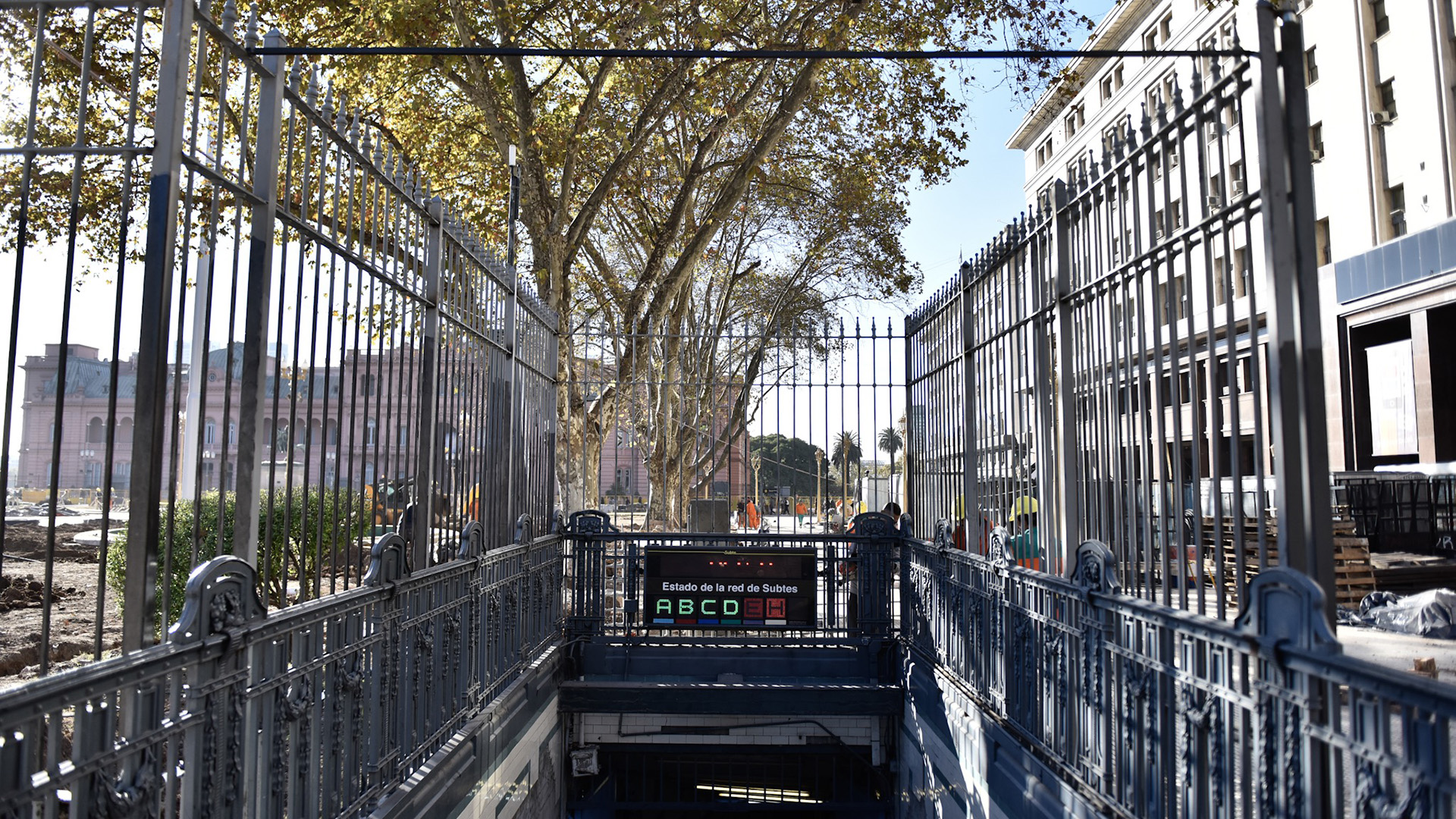 Uno de los ingresos al subte que se encuentra en la Plaza