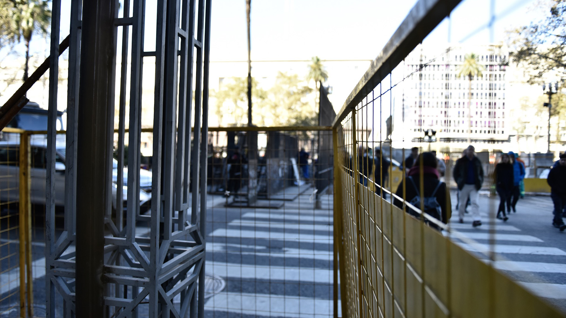 ONG y especialistas en patrimonio criticaron las rejas de la Plaza