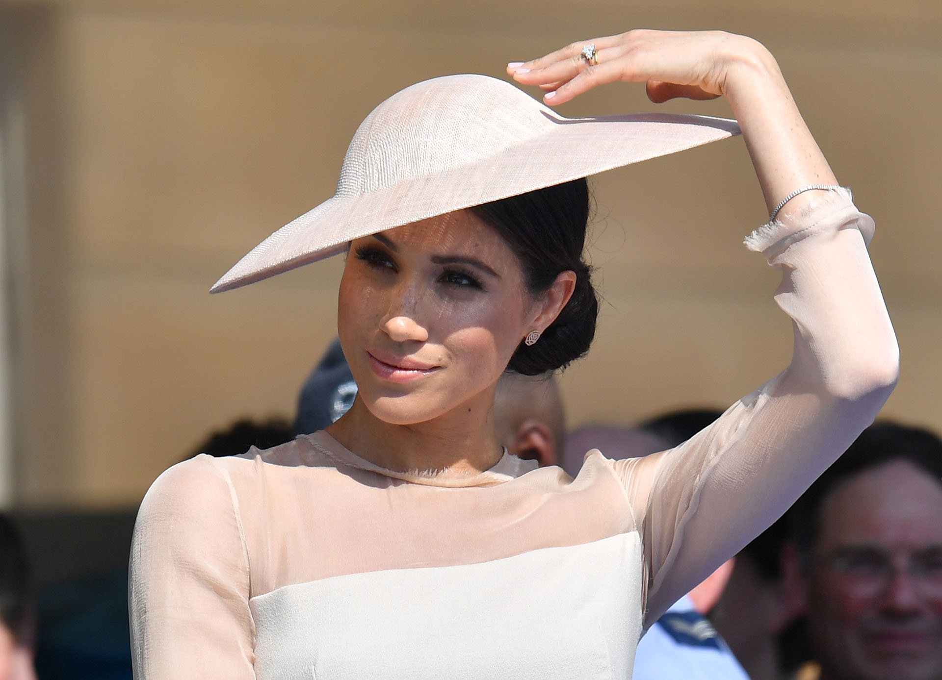Meghan enfundada en un vestido rosa de crepe de seda