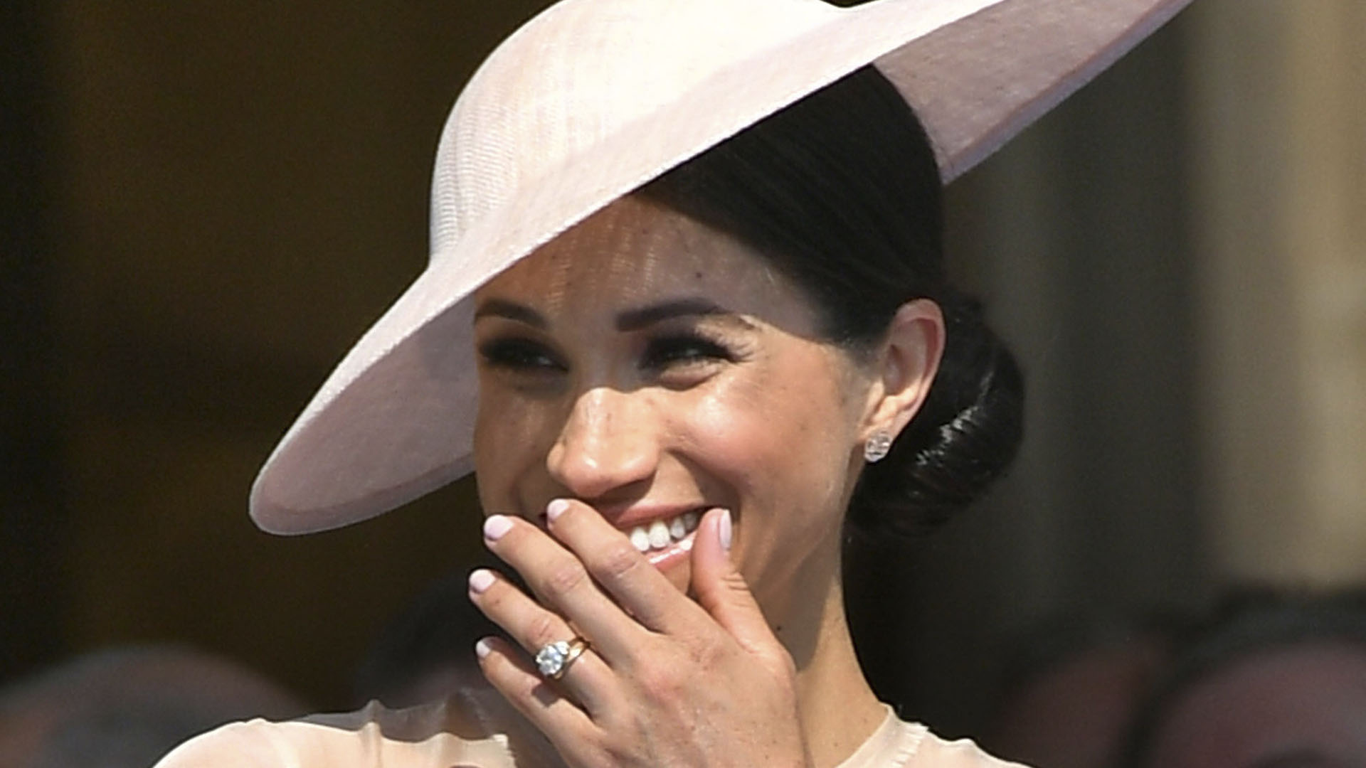 Llevó aros de diamantes que representan una rosa y que pertenecen a Vanessa Tugendhafts (AFP)