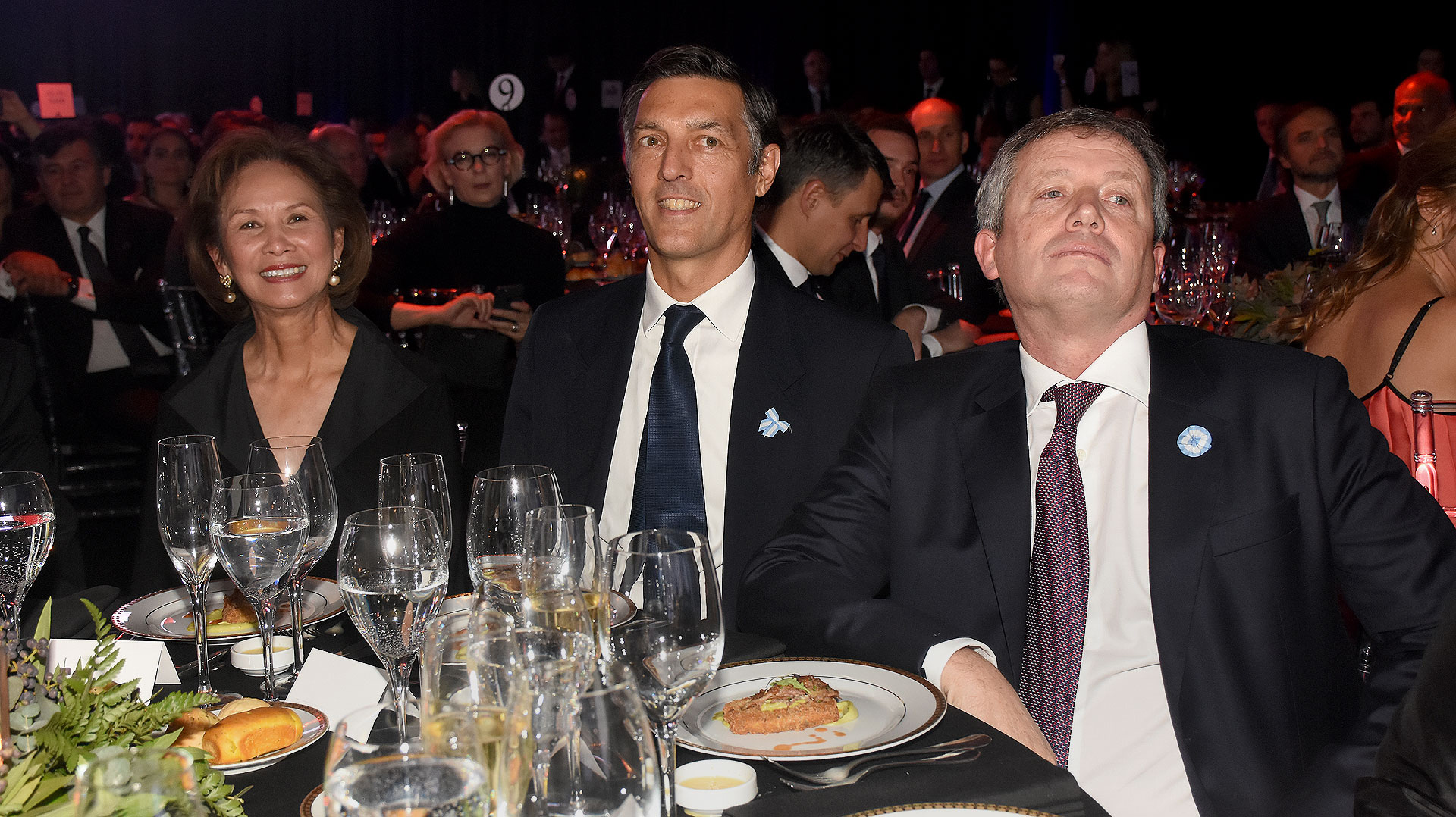 María Prado, esposa del embajador de los Estados Unidos en la Argentina, junto a Facundo Gómez Minujín y Emilio Monzó