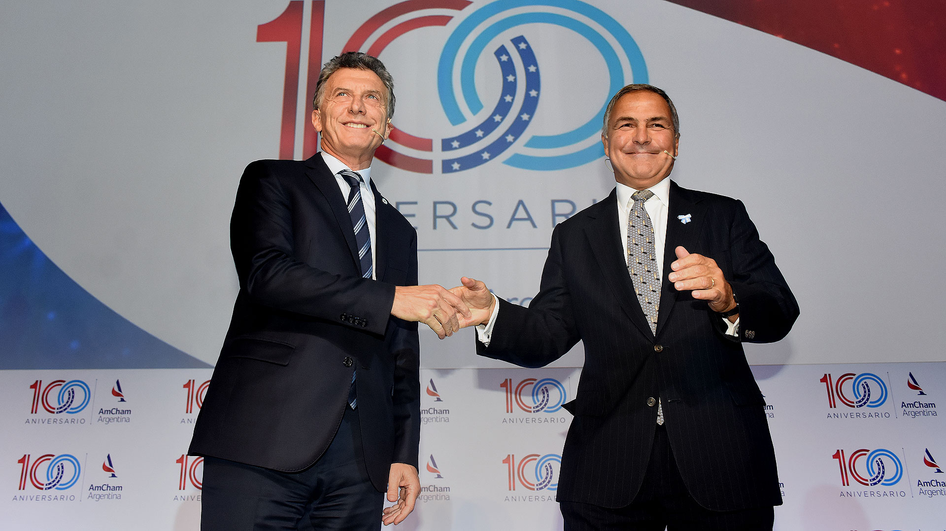 El saludo entre Mauricio Macri y Manuel Aguirre