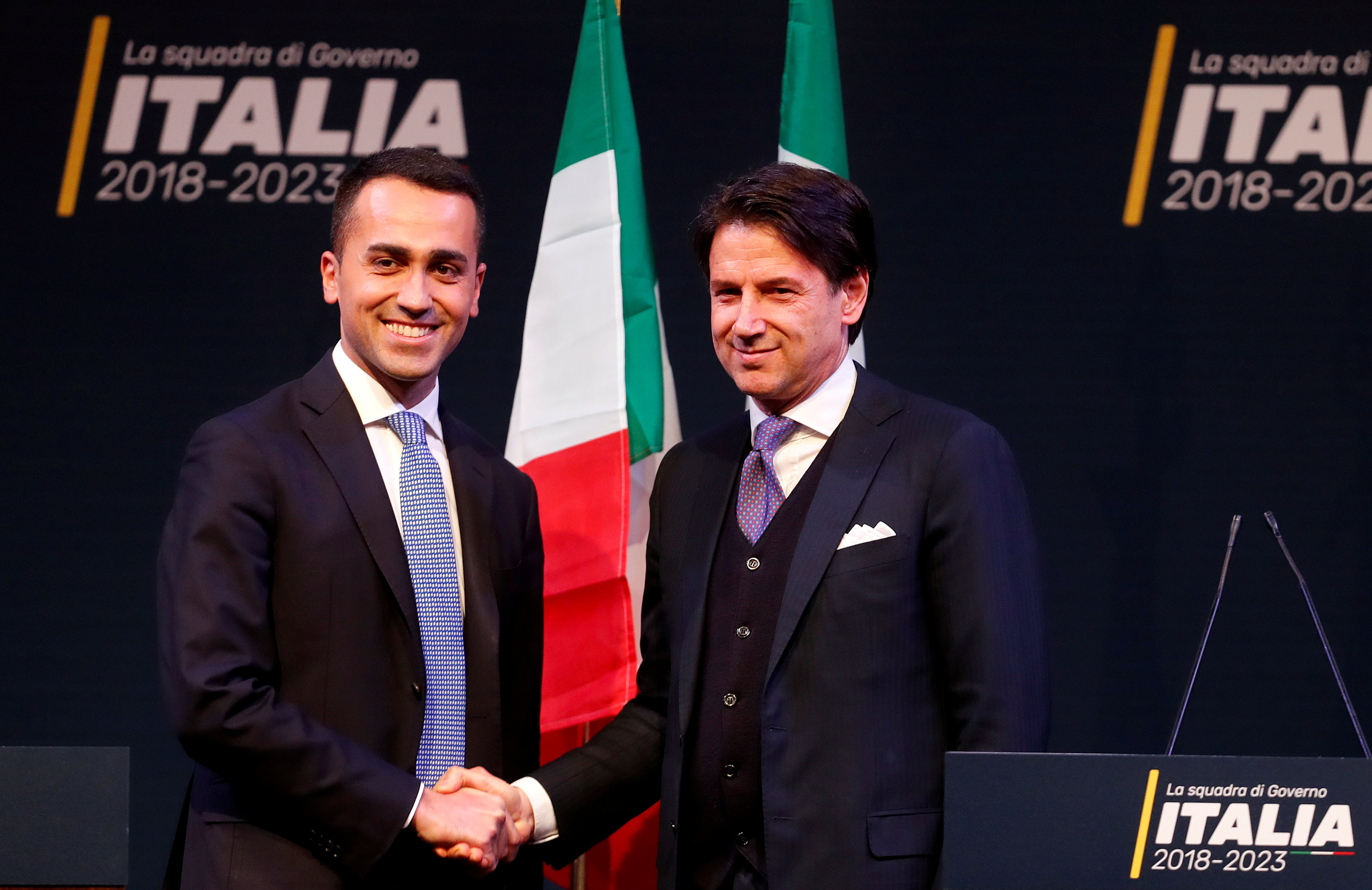 El líder del Movimiento Cinco Estrellas y ministro del Trabajo Luigi Di Maio y el primer ministro Giuseppe Conte (REUTERS/Remo Casilli/archivo)