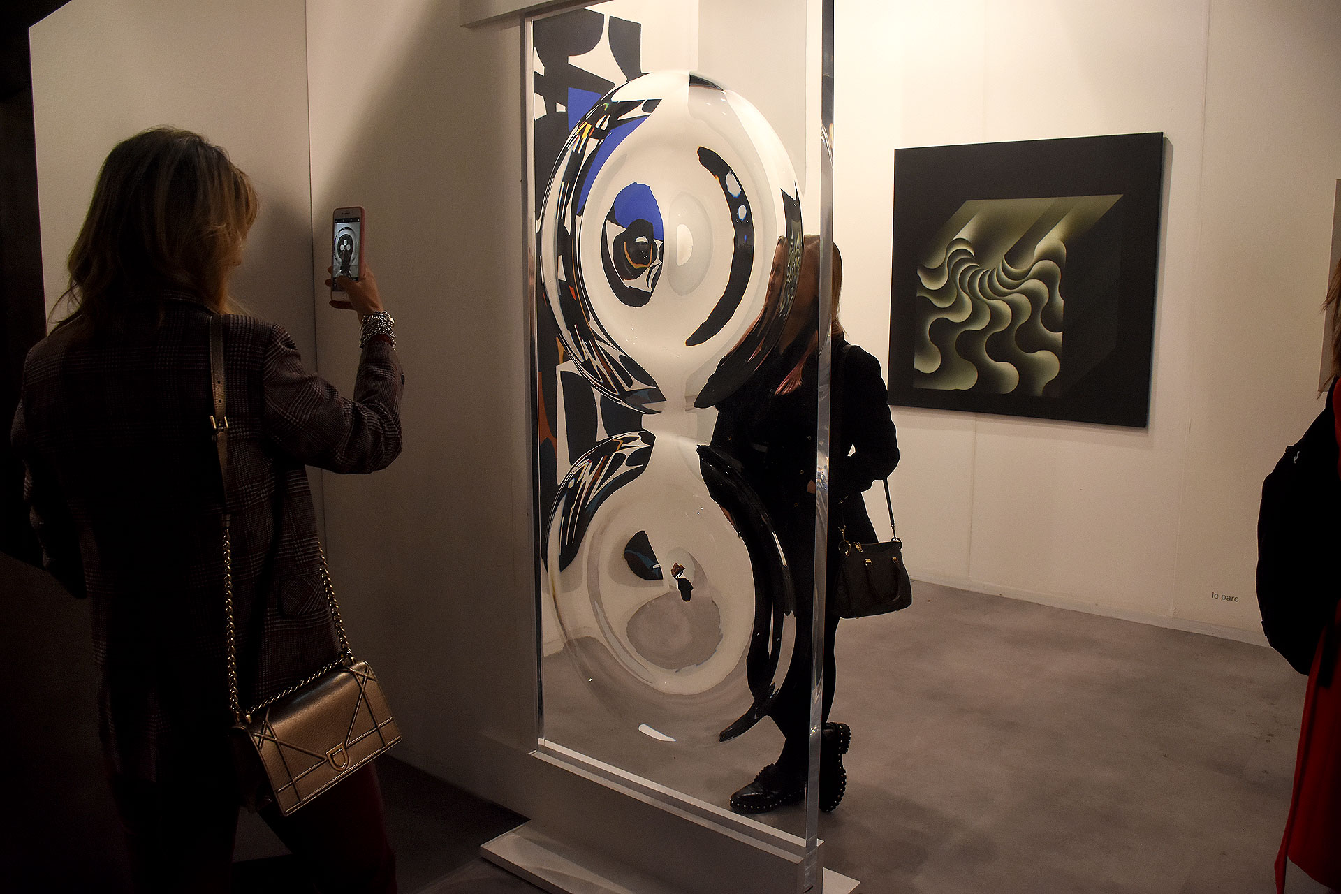 La edición 27 de arteBA abre al público renovando su apuesta en la selección de curadores y en las secciones de la feria en la que este año participan más de 400 artistas de más de 80 galerías de 27 ciudades con enriquecedores diálogos entre artistas emergentes, consagrados y propuestas de performances, charlas, debates y presentaciones