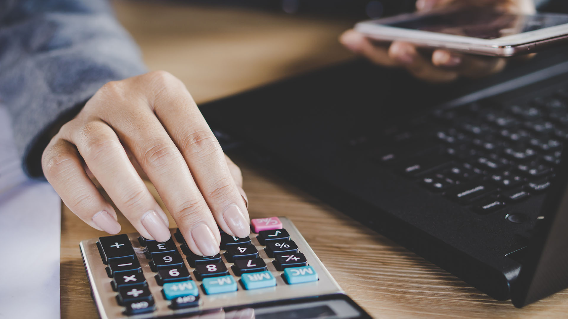 Las mujeres están más estresadas por su seguridad financiera actual y futura(Getty Images)