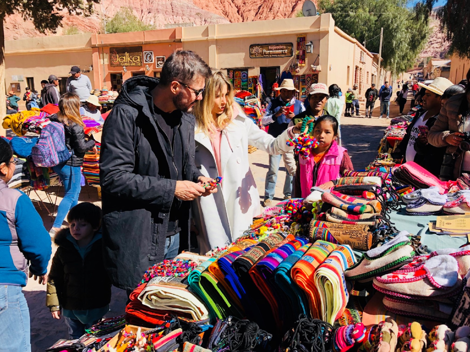 Purmamarca: uno de los destinos elegidos por Marcelo Tinelli y Guillermina Valdés, de paseo por Jujuy. Allí, casi perdido en el fondo, el imponente Cerro de los Siete Colores (Foto: Instagram)