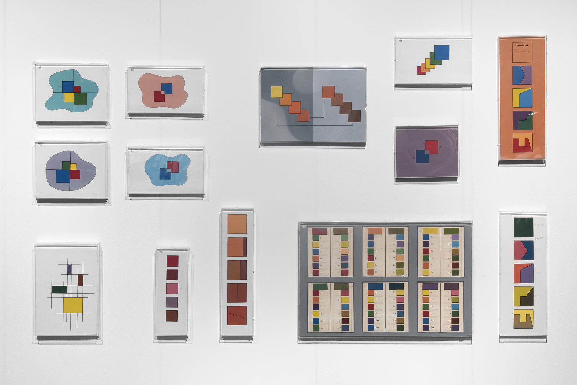 “Teoría estructural del color” de Raúl Lozza, pintadas entre 1947 y 1990.