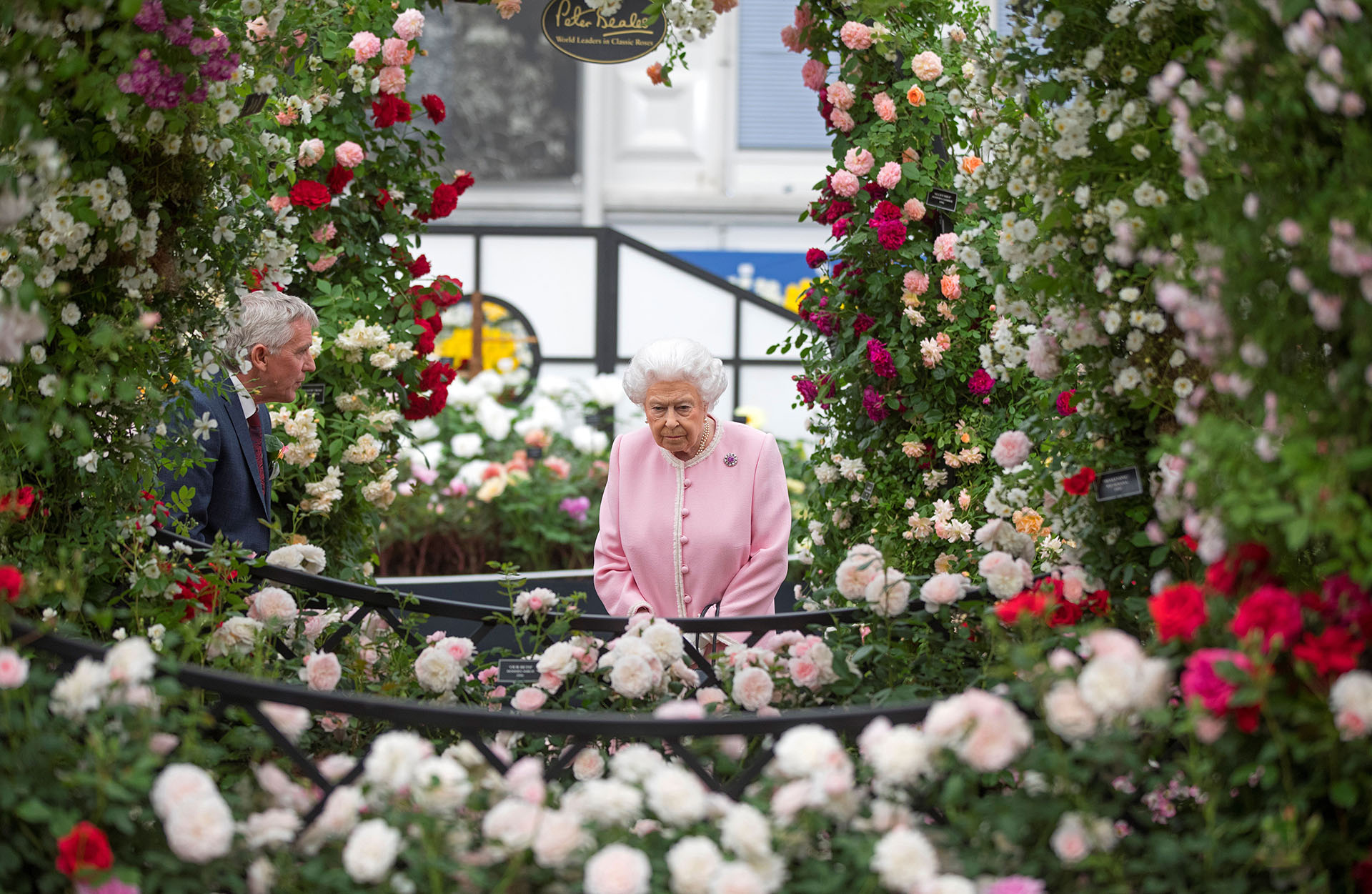 La monarca recorrió los jardines del Hospital, convertidos en fabulosas exhibiciones de horticultura