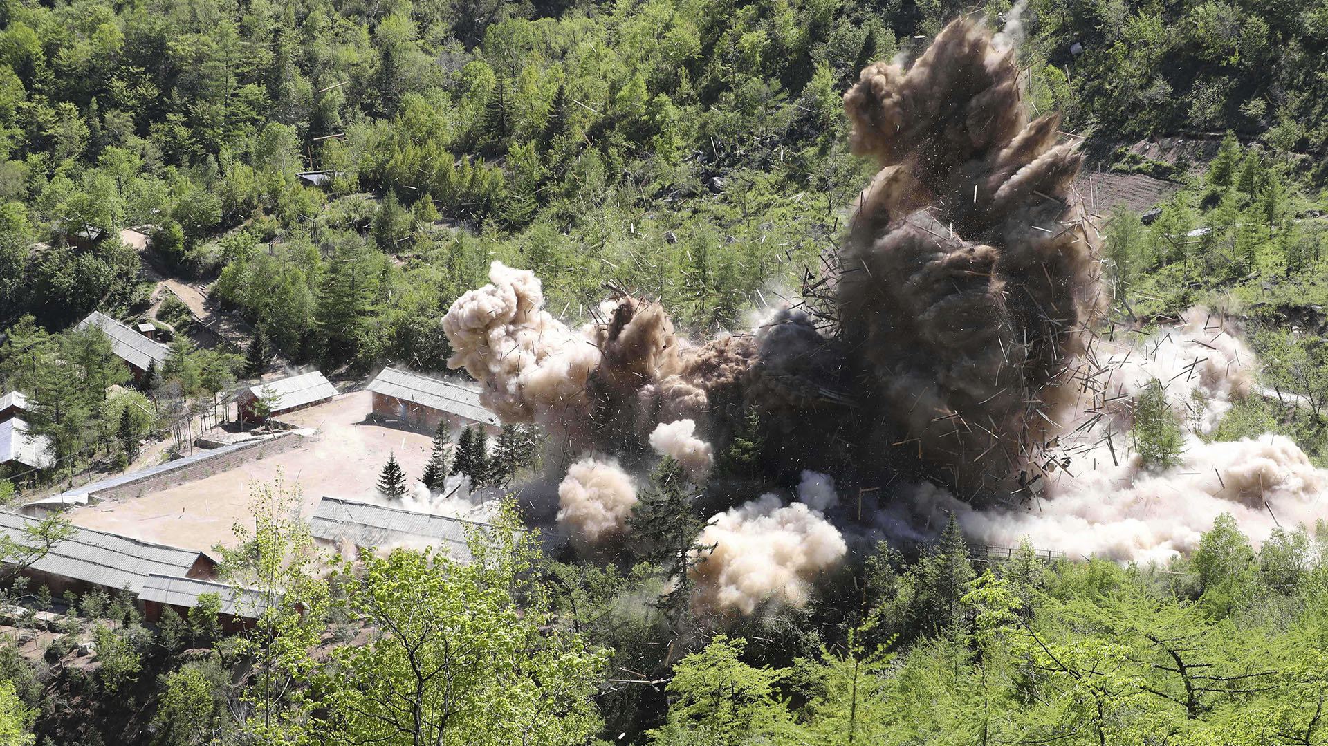 Los puestos de comando del sitio de pruebas nucleares norcoreano son detonados por orden del “líder supremo” Kim Jong-un en Punggye-ri (AP)