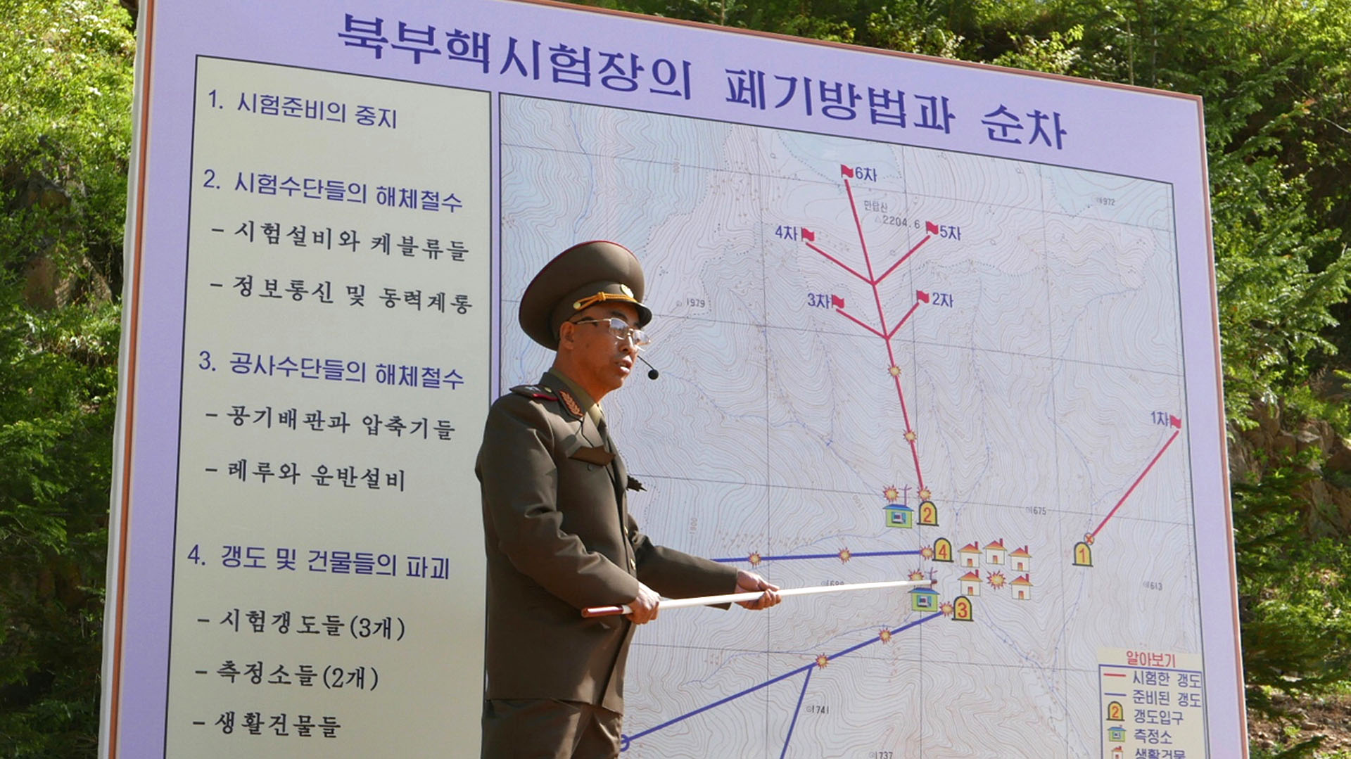 El director del Instituto de Armas Nucleares de Corea del Norte -cuyo nombre no fue revelado a la prensa- explica cómo serán los procedimientos para las explosiones (AP)