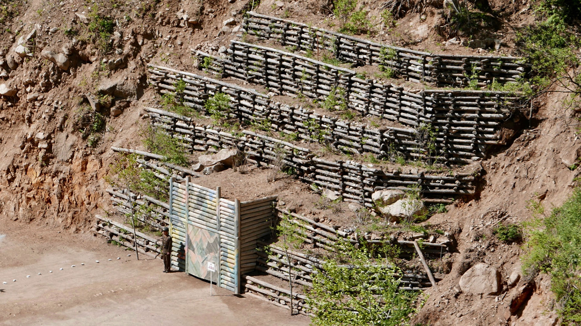 Un soldado permanece de pie en el túnel oeste del centro de pruebas nuclear de Corea del Norte poco antes de que fuera destruido en Punggye-ri, en la provincia norte de Hamgyong (AP)