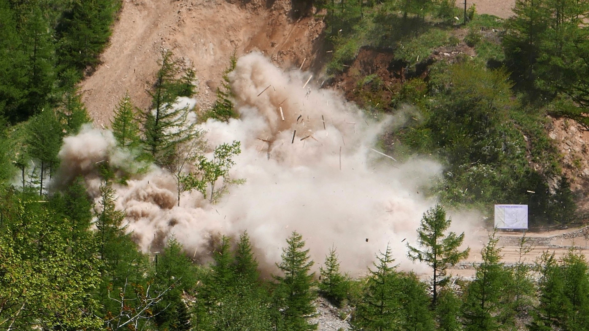 Humo, polvo y destrucción. Así fue detonado uno de los tres principales túneles del sitio de pruebas nucleares de Kim Jong-un (AP)