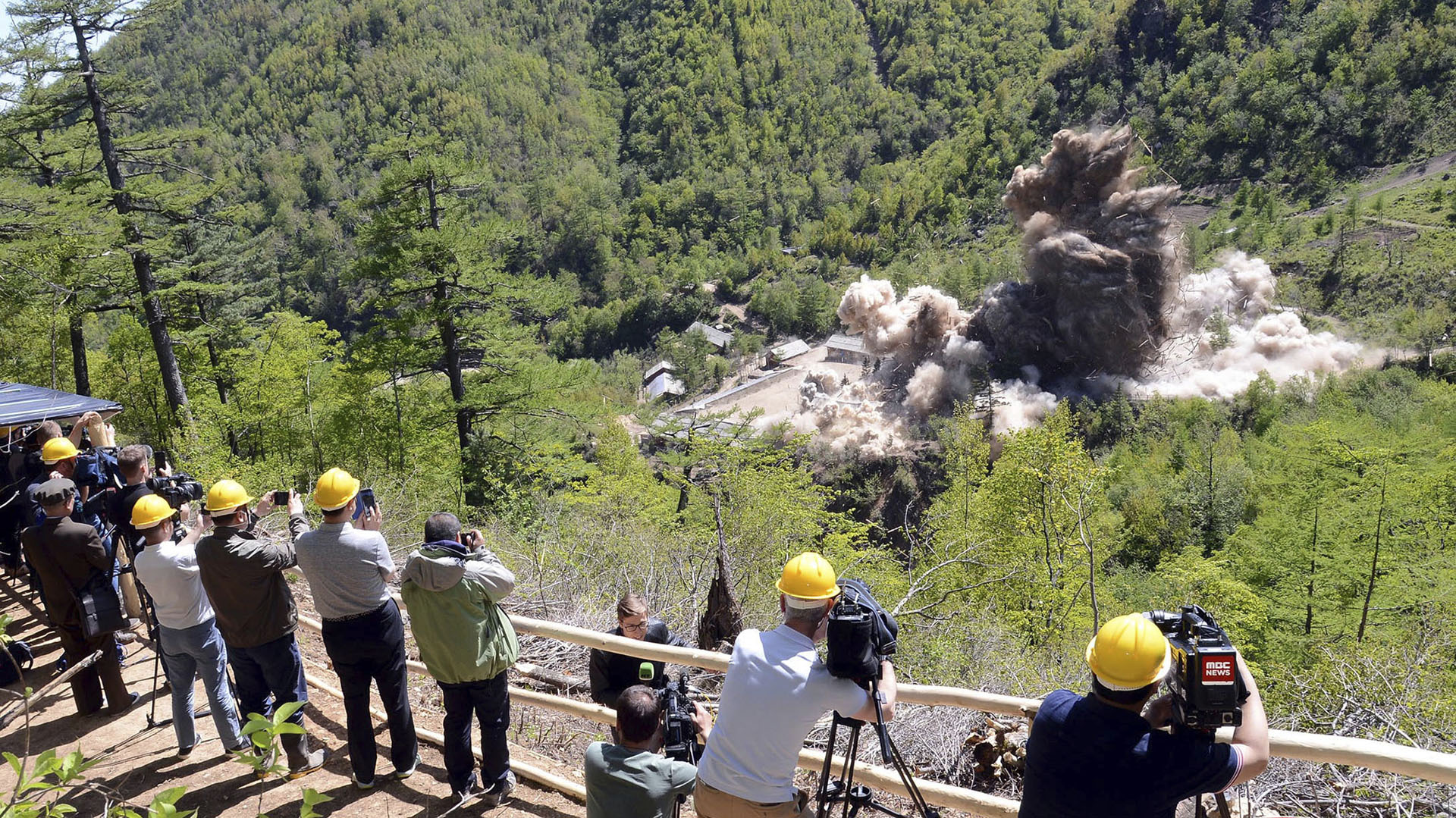 Reporteros -no veedores internacionales- fueron invitados por el régimen norcoreano para observar la destrucción del sitio de pruebas nucleares en en Punggye-ri (AP)