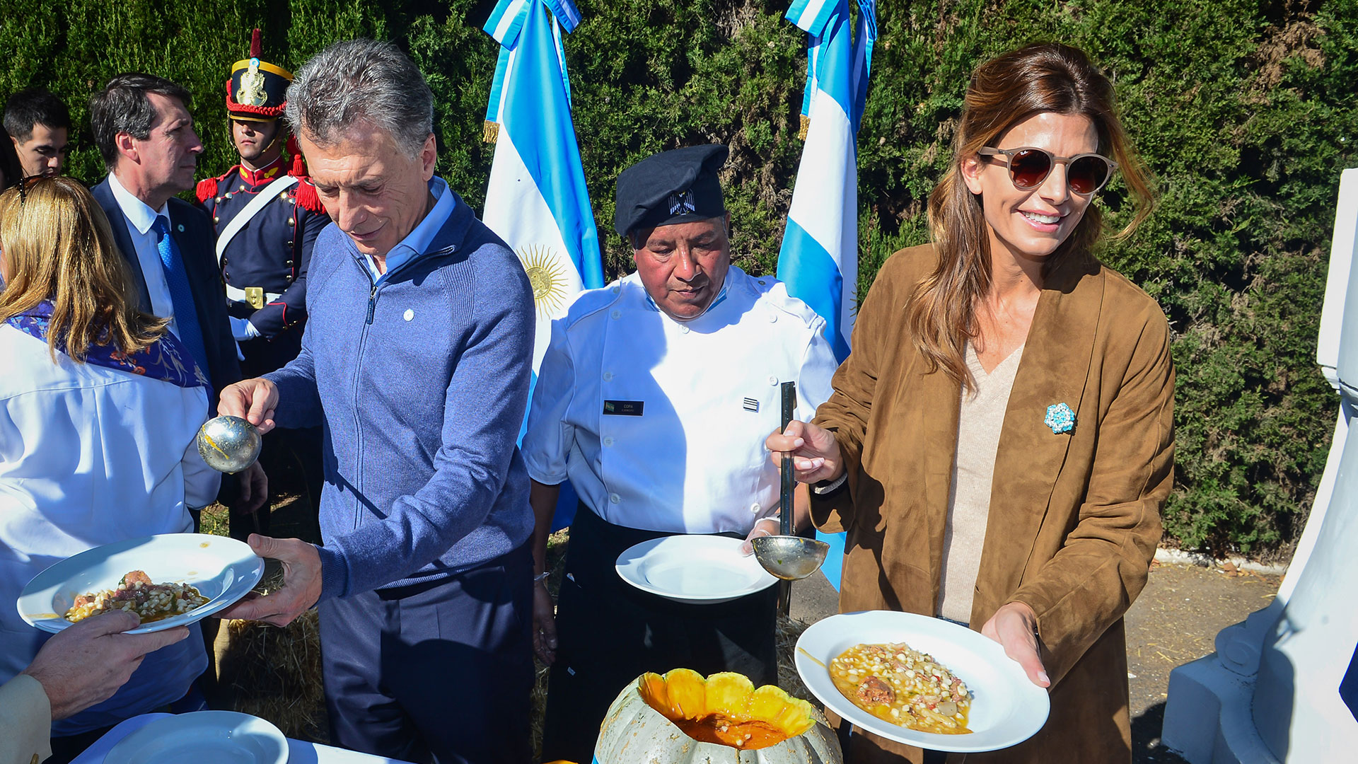 Tras el tedeum, el Presidente compartió un locro en la residencia de Olivos con vecinos, jubilados y funcionarios