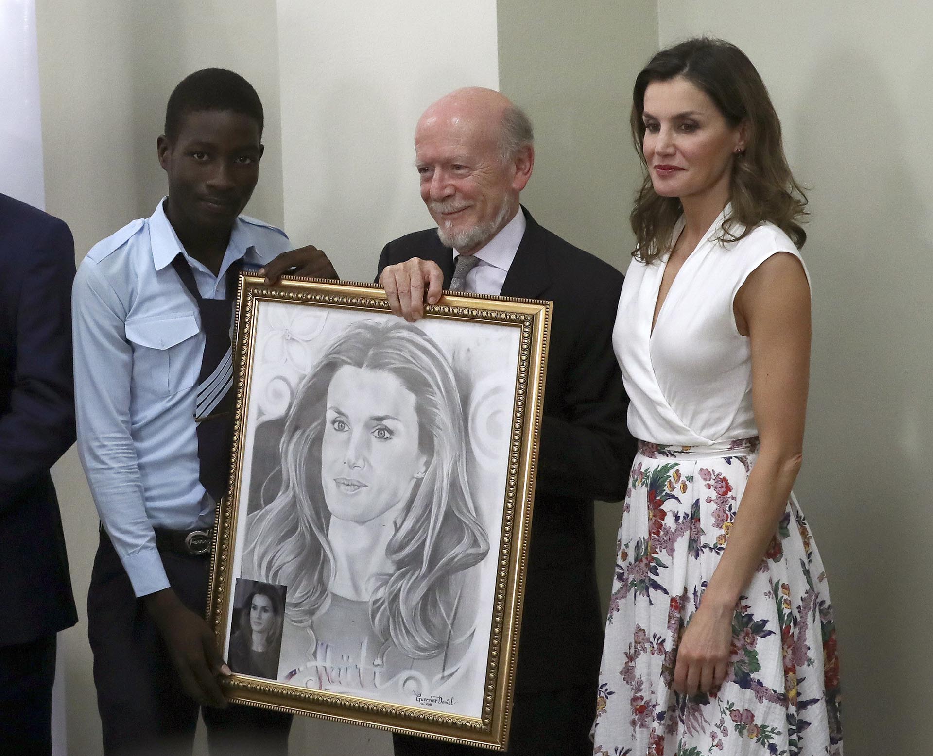 La monarca junto a su retrato