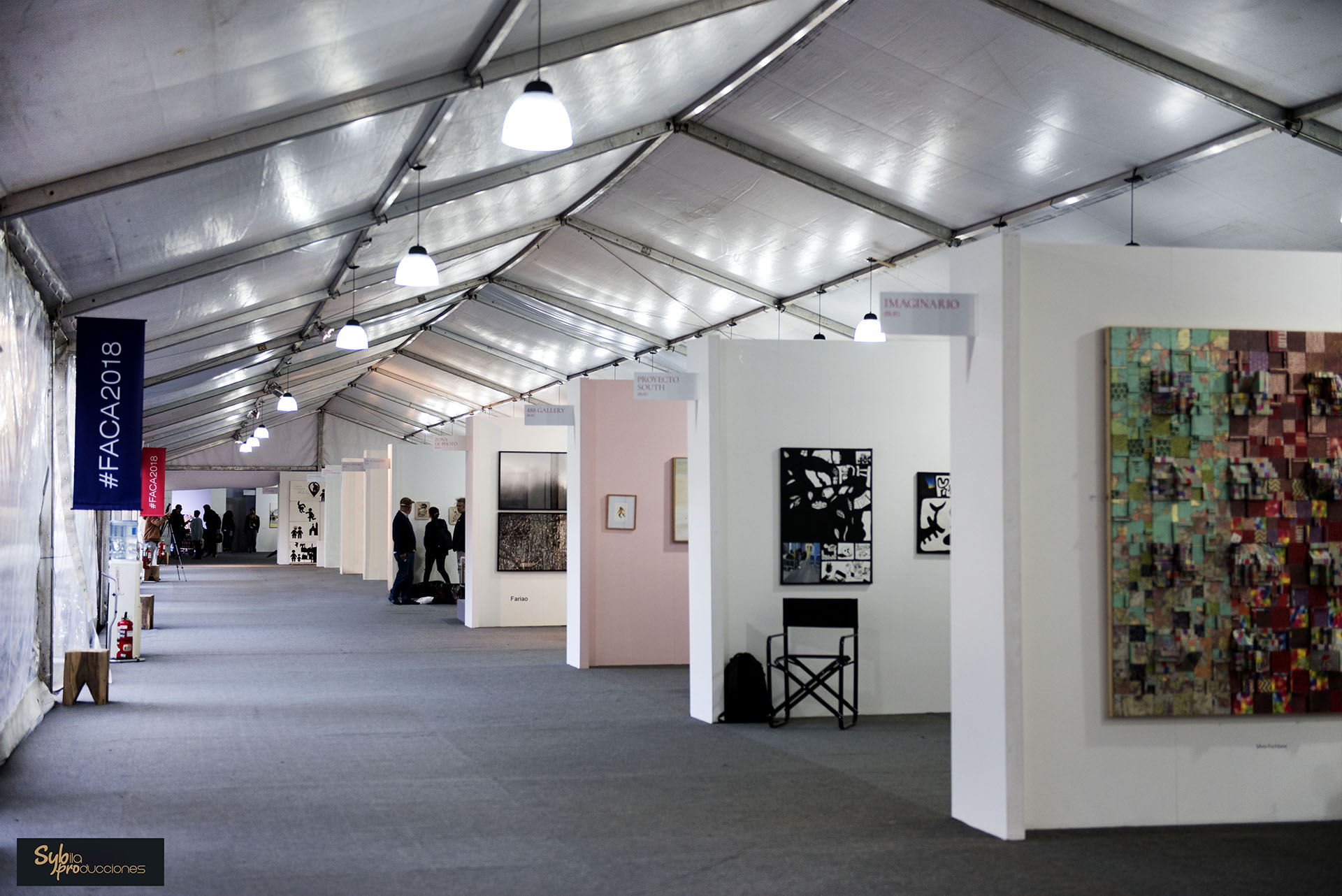 La apertura se vivió en un clima festivo promovido por la gran afluencia de público, principalmente autoridades de cultura, artistas y coleccionistas, y las buenas ventas iniciales