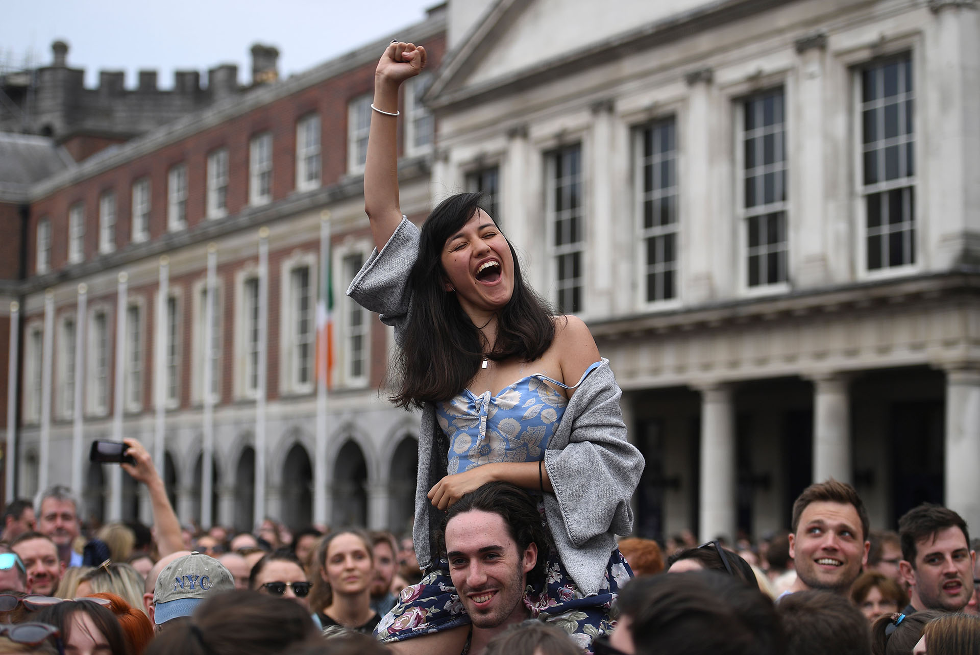 Miles de personas celebraron en Dublin los resultados del referéndum que resultó a favor de la legalización del aborto (REUTERS/Clodagh Kilcoyne)