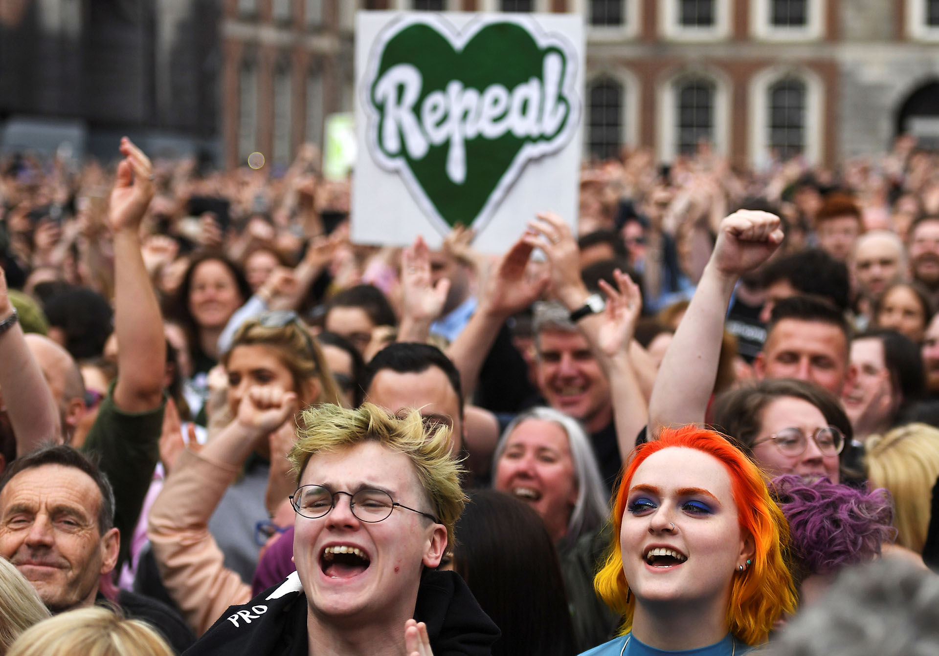 En Dublin, la gente celebra los resultados del referéndum por el aborto (REUTERS/Clodagh Kilcoyne)