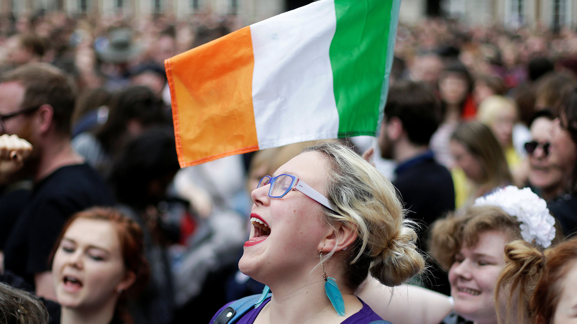 Una mujer junto a una bandera de Irlanda, en los festejos en Dublin por la legalización del aborto (REUTERS/Max Rossi)