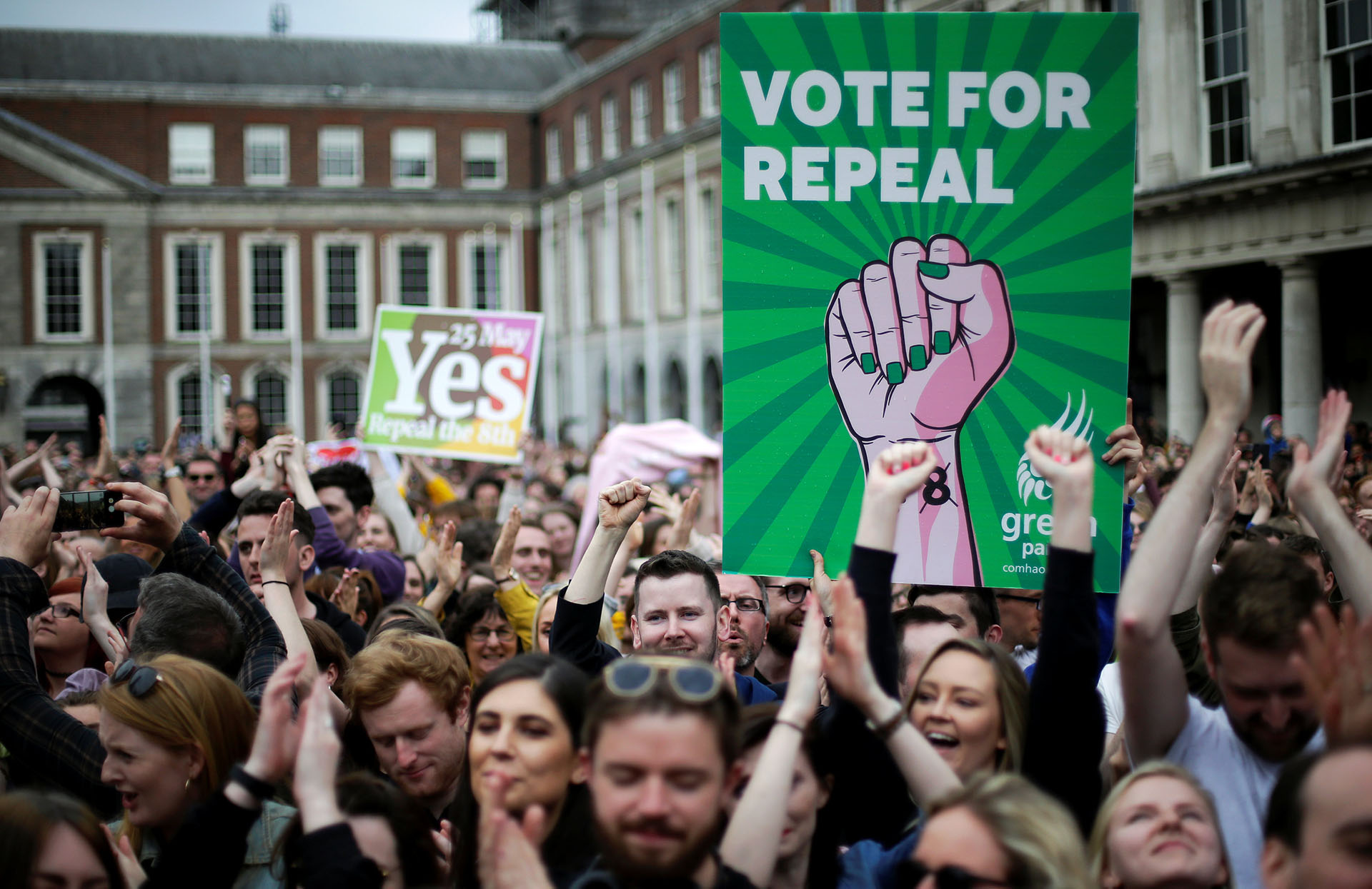 “Vote for repeal”, la consigna de la campaña por el Sí, para derogar la enmienda que equiparaba las vidas del feto y de la mujer (REUTERS/Max Rossi)