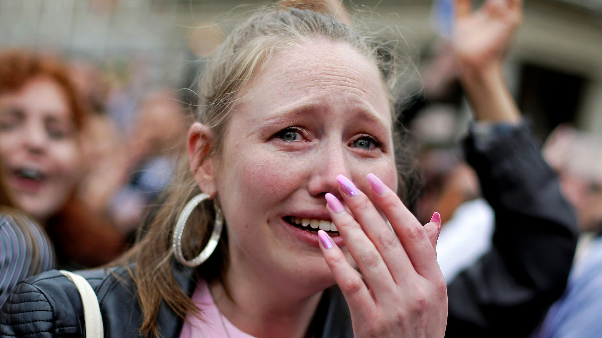 Una mujer llora de emoción después de conocerse la victoria del Sí en el referéndum por el aborto en Irlanda (REUTERS/Max Rossi)