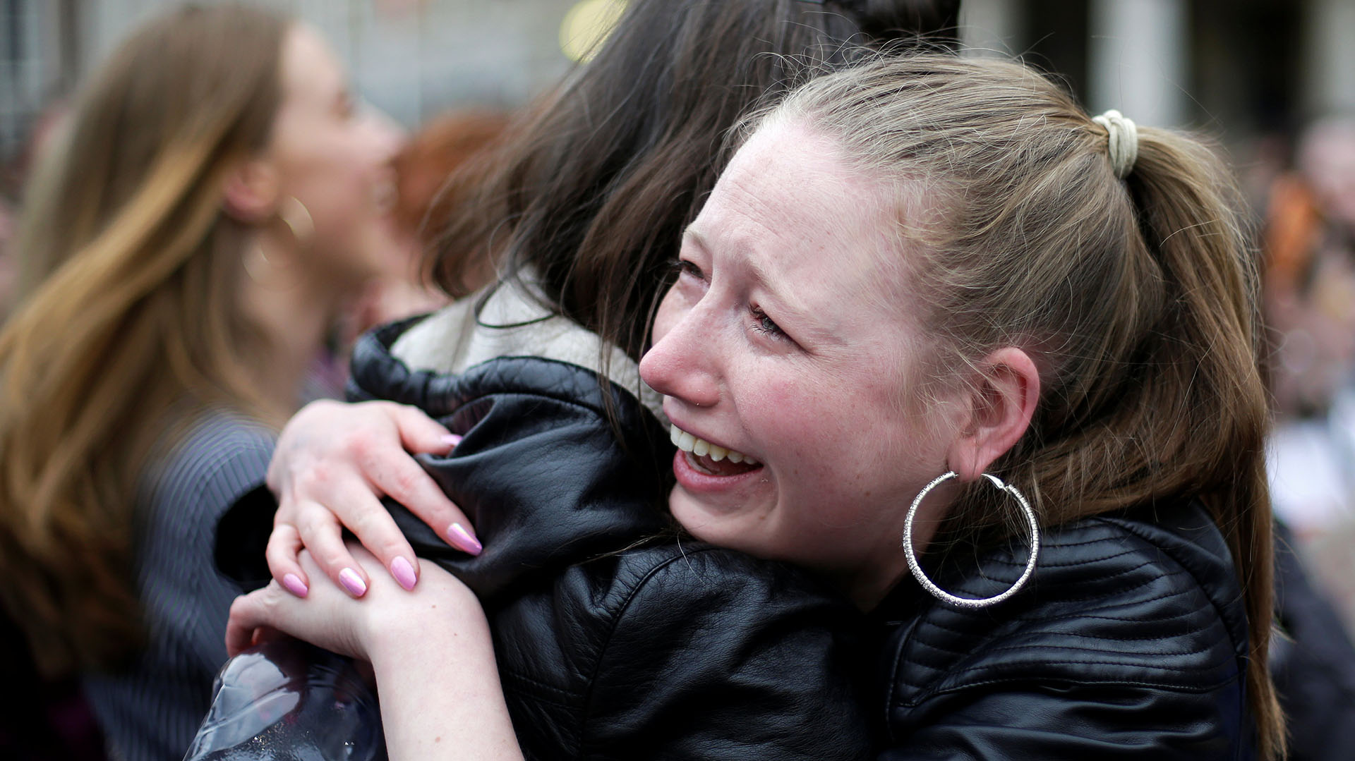 Dos mujeres se abrazan visiblemente emocionadas en medio de los festejos por la legalización del aborto en Irlanda (REUTERS/Max Rossi)