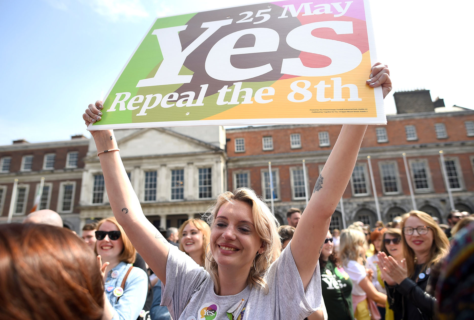 Una mujer sostiene un cartel con la consigna Si, a favor de la legalización del aborto (REUTERS/Clodagh Kilcoyne)