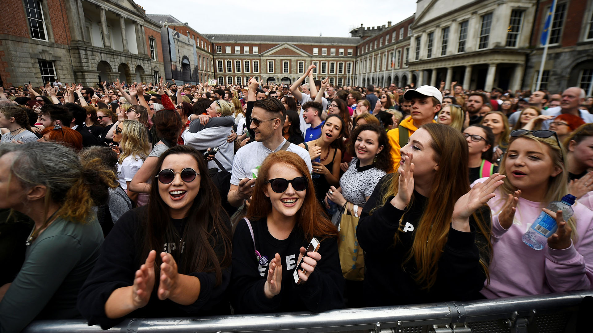 Miles de personas se reunieron en Dublin para celebrar los resultados del referéndum que abrirá las puertas a la legalización del aborto (REUTERS/Clodagh Kilcoyne)