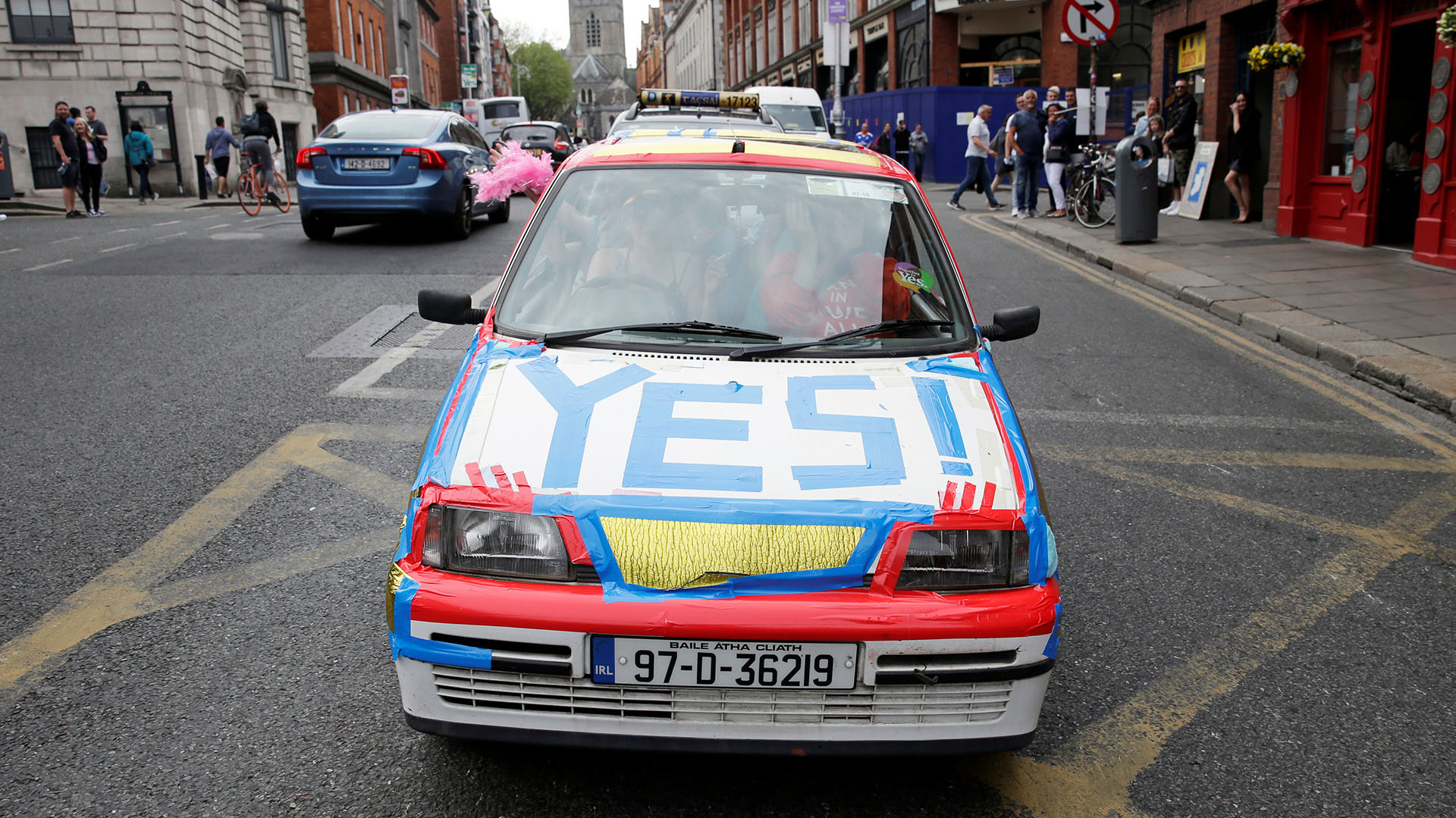 Un automóvil decorado en favor de la liberalización de la ley de aborto en Irlanda (REUTERS/Max Rossi)